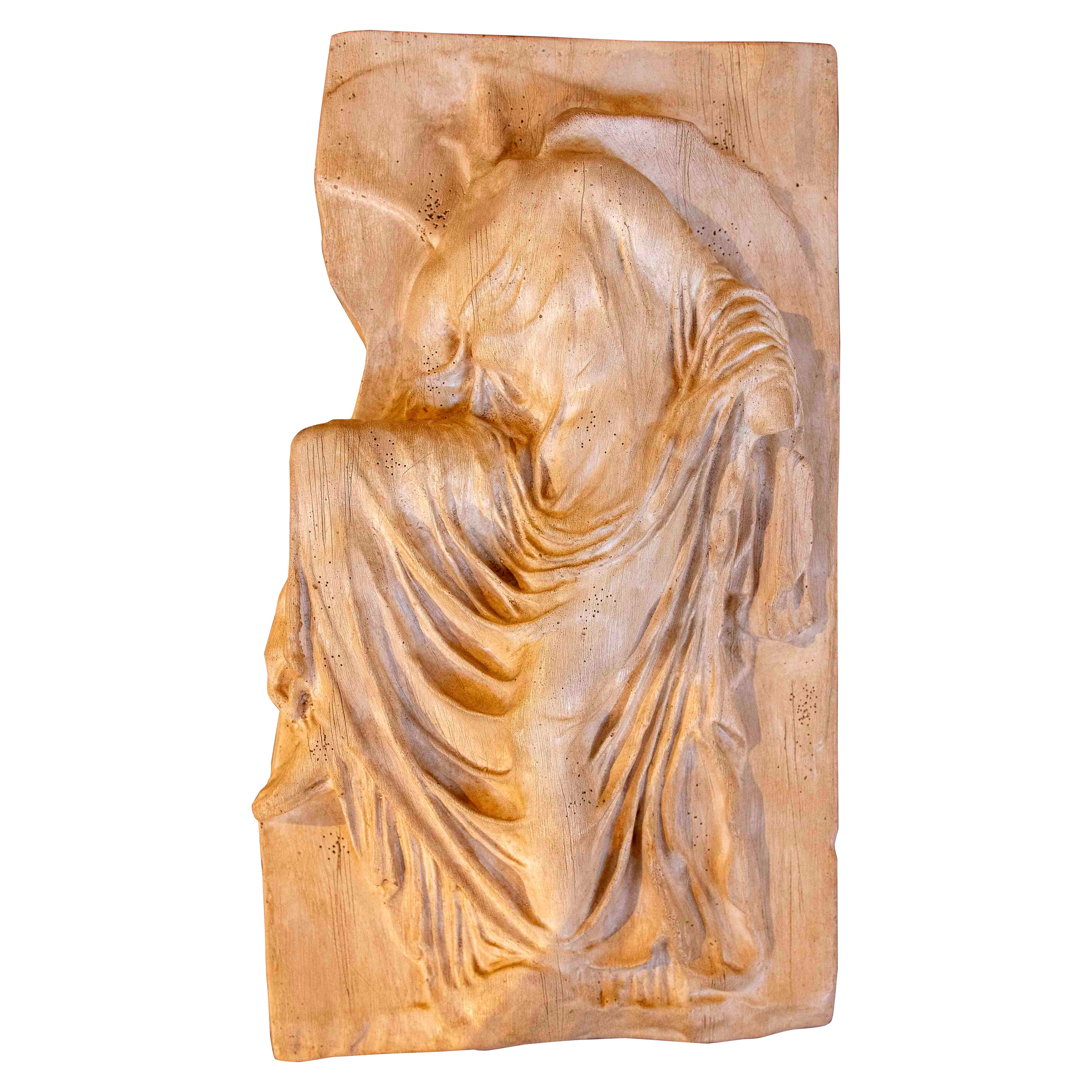 Rilievo classico degli anni '70 con una donna classica in abiti di terracotta in vendita