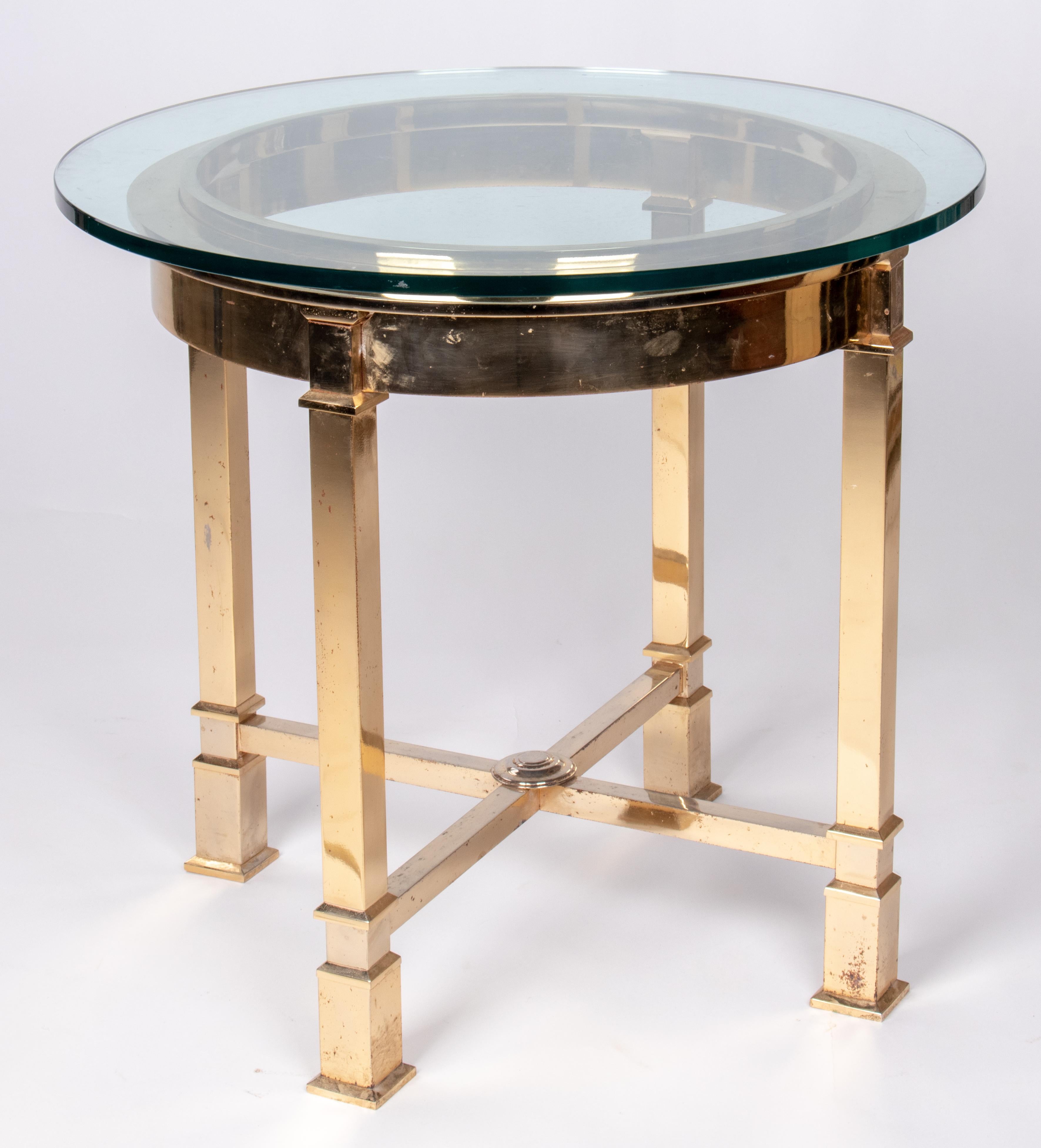 1970s classical Italian design gilded brass round auxiliary table, 60cm diameter with a glass top.
  