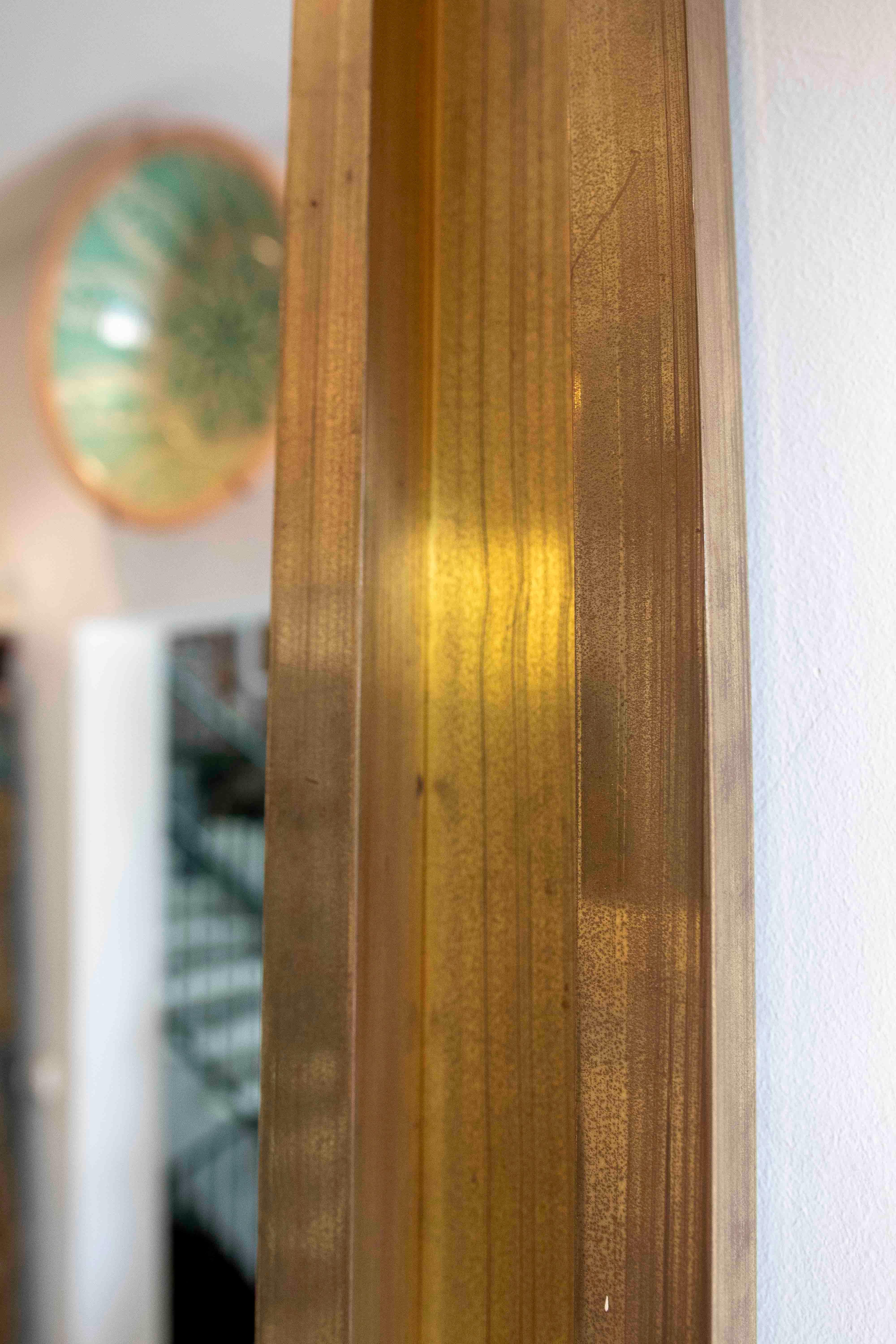 1970er Jahre Klassisch inspirierter, goldgerahmter Architekturspiegel im Angebot 1