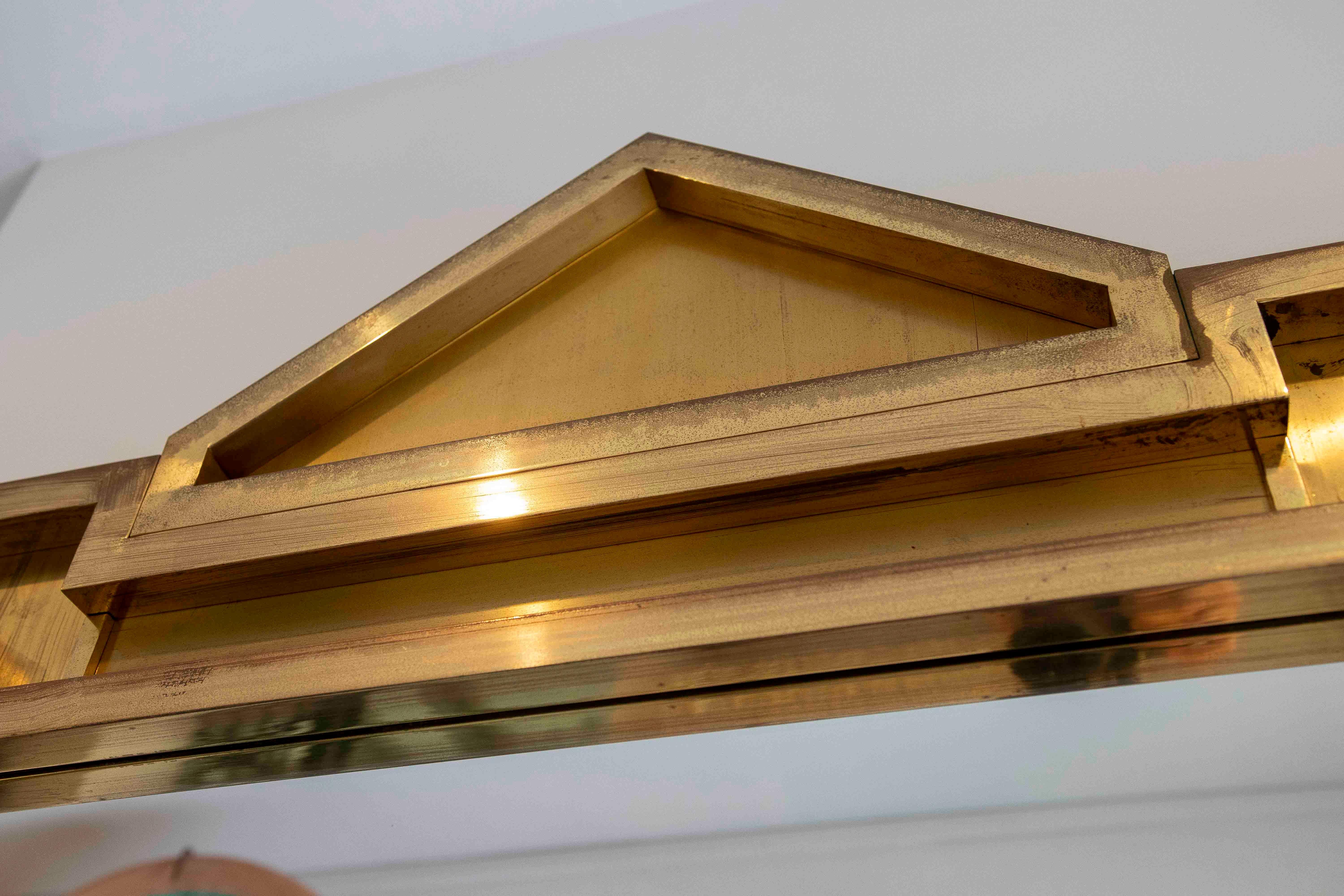 1970er Jahre Klassisch inspirierter, goldgerahmter Architekturspiegel im Angebot 2