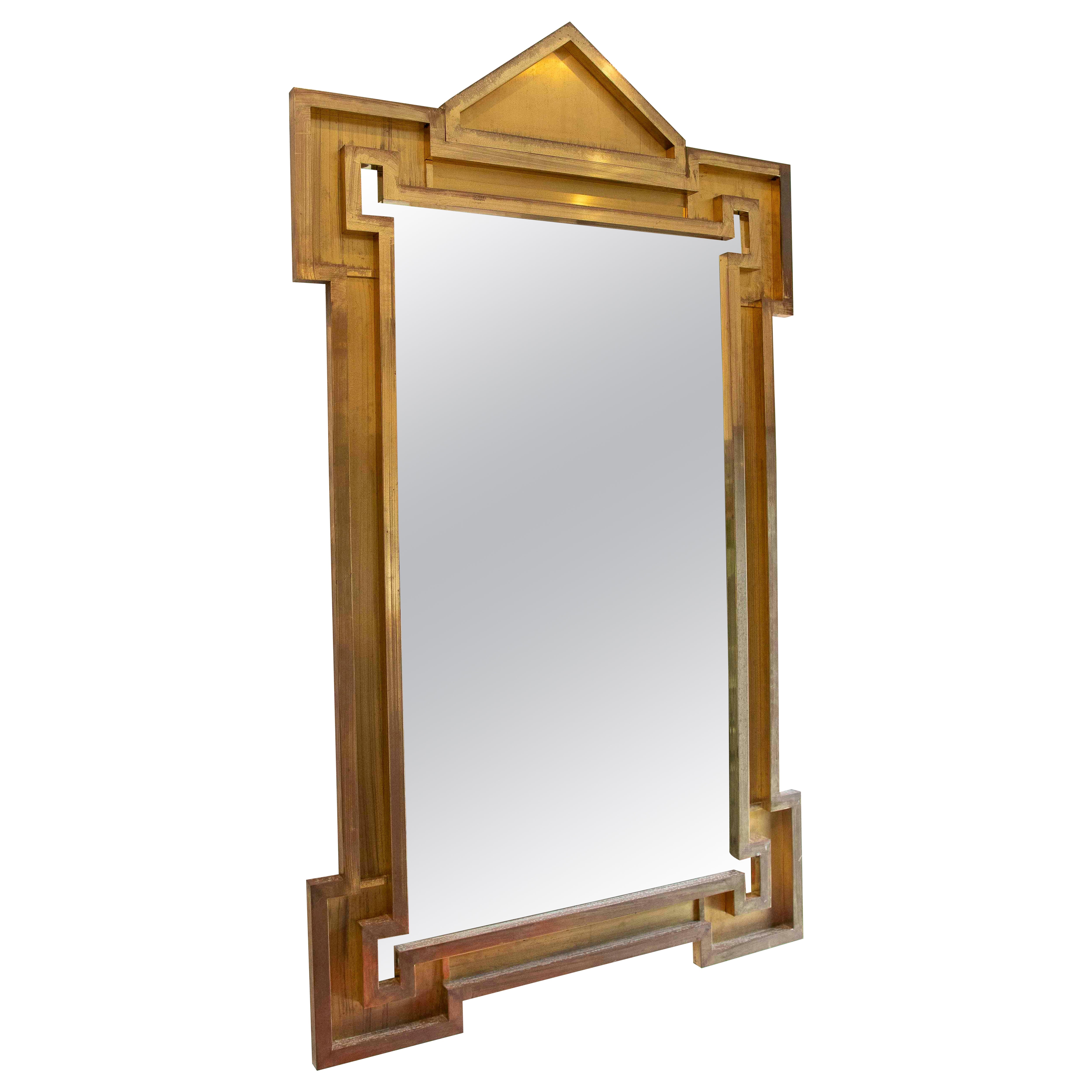 Specchio architettonico con cornice d'oro di ispirazione classica degli anni '70