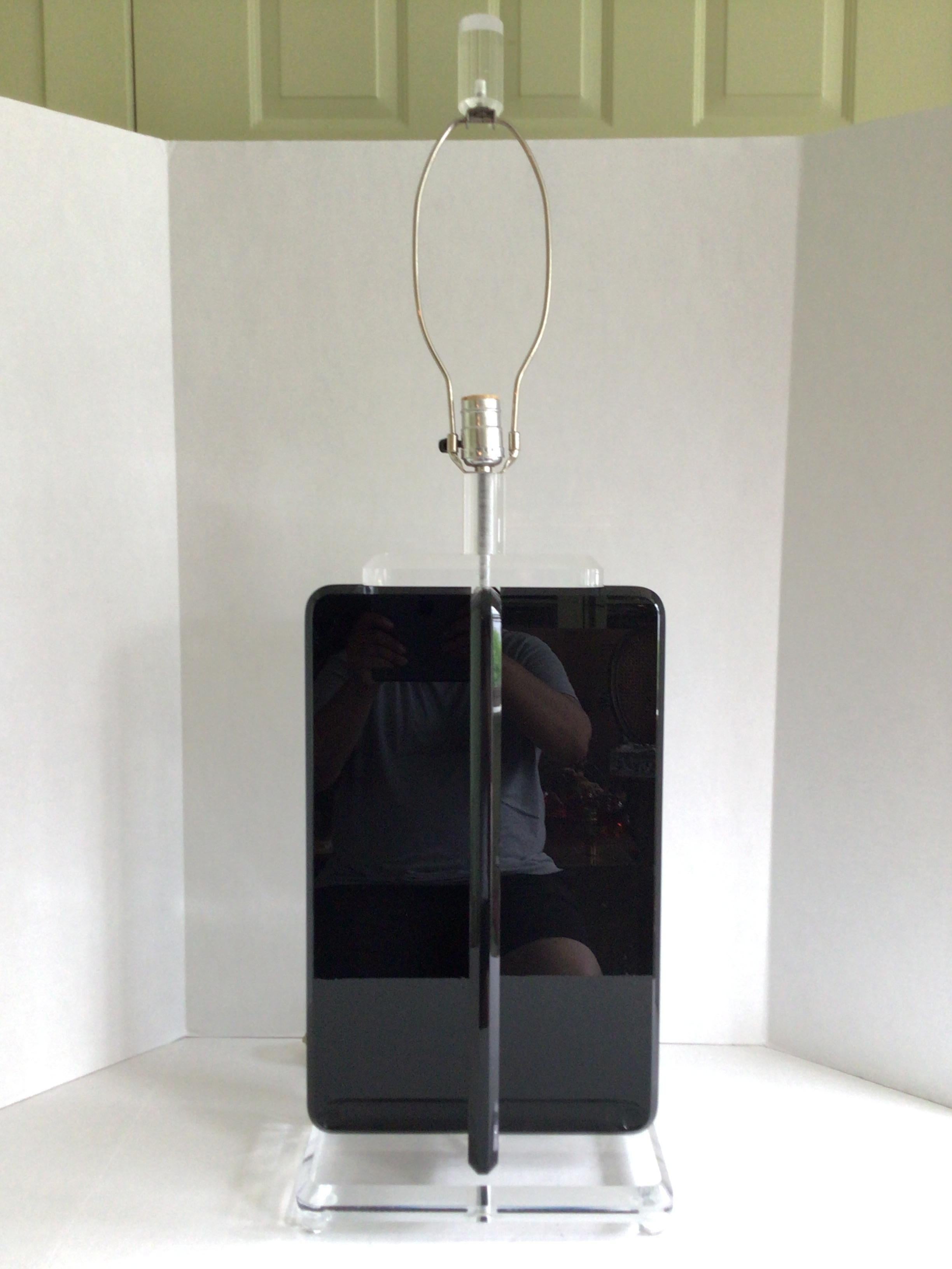 Lampada da tavolo in lucite trasparente e nera degli anni '70 con terminale in lucite
26