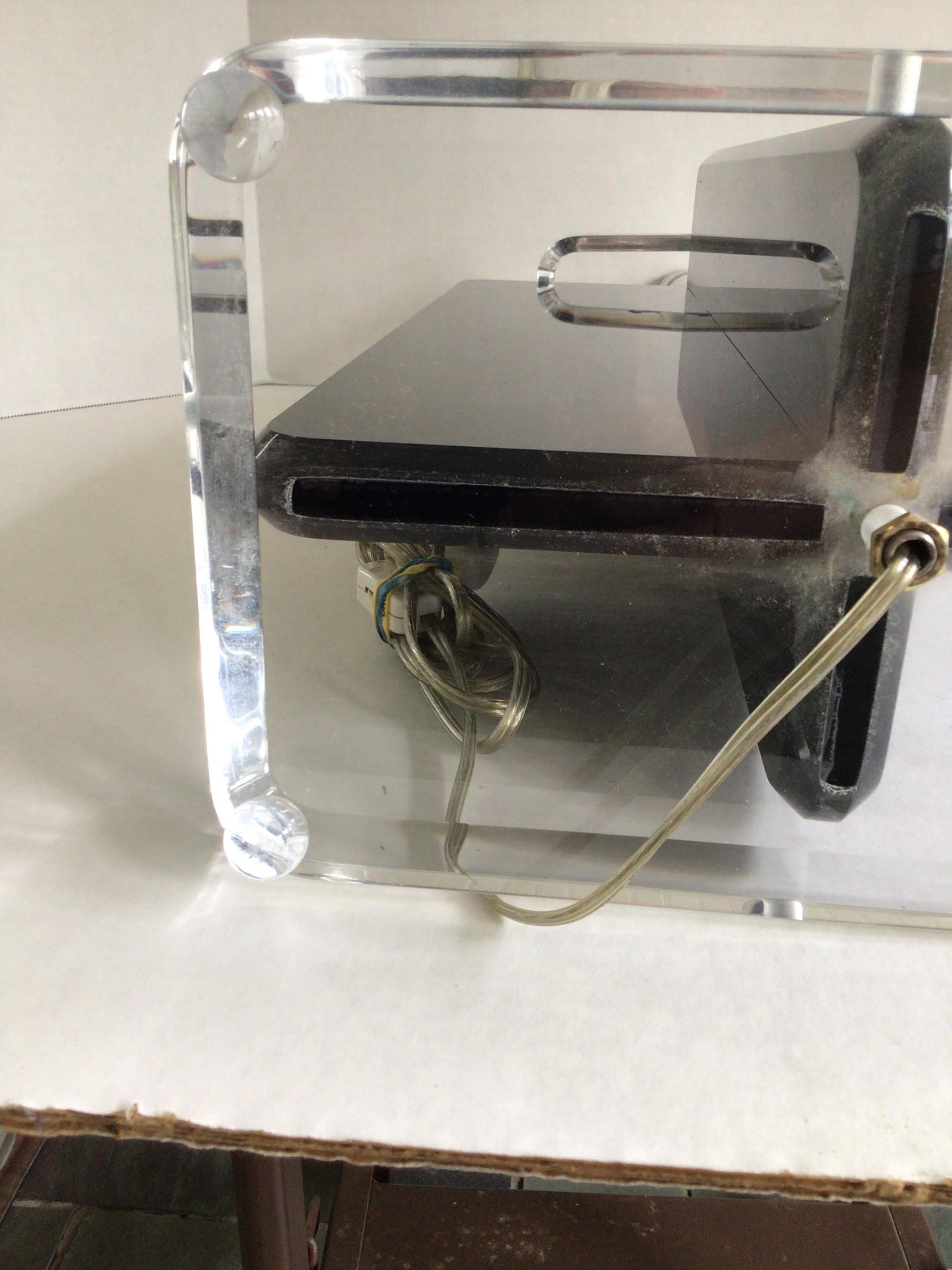 Lampada da tavolo in lucite trasparente e nera degli anni '70 con terminale in lucite in vendita 2