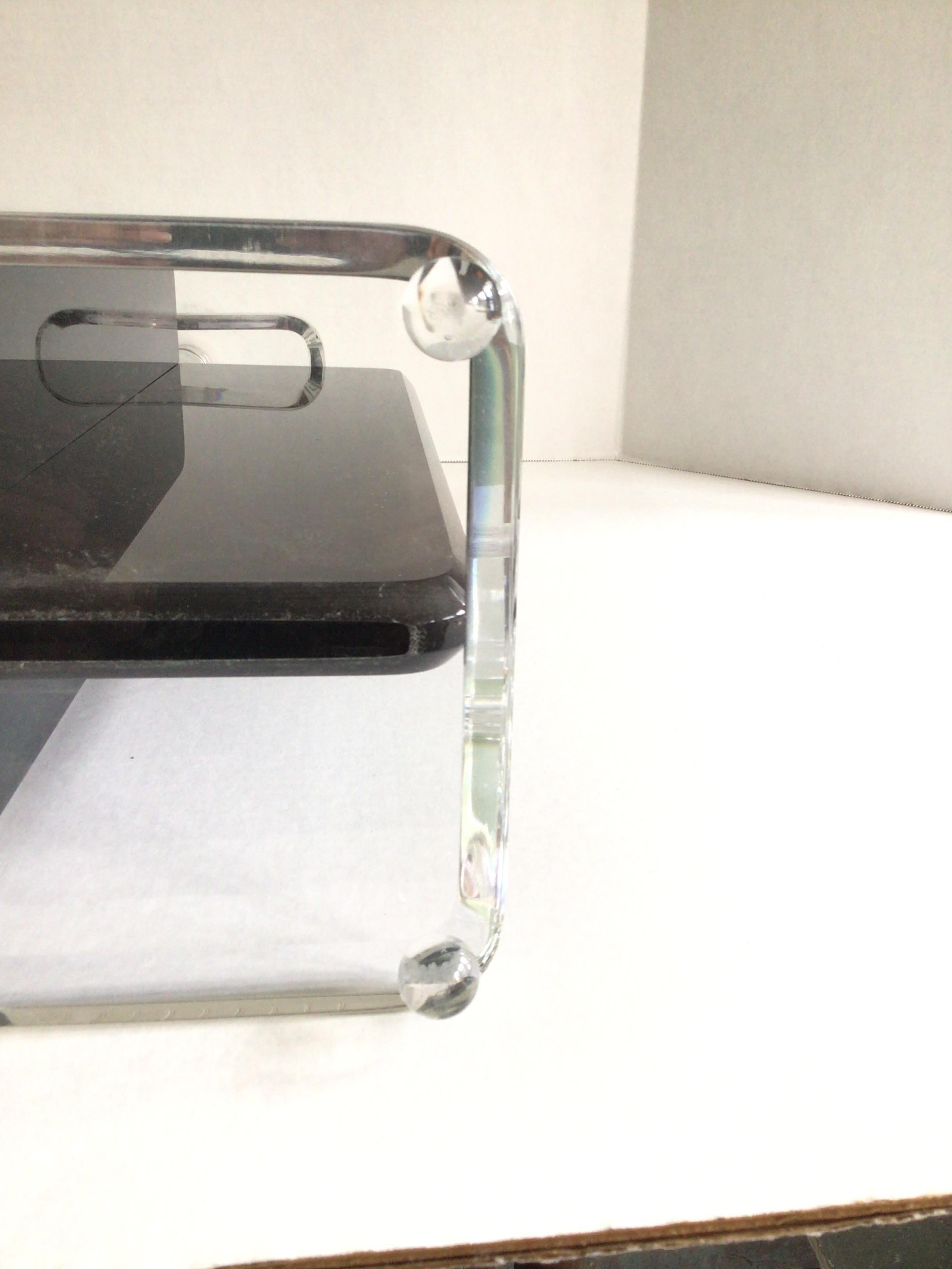 Lampada da tavolo in lucite trasparente e nera degli anni '70 con terminale in lucite in vendita 3