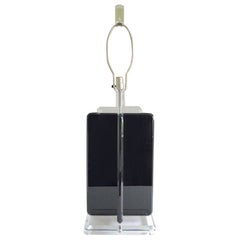 Lámpara de mesa de lucita negra y transparente de los años 70 con remate de lucita