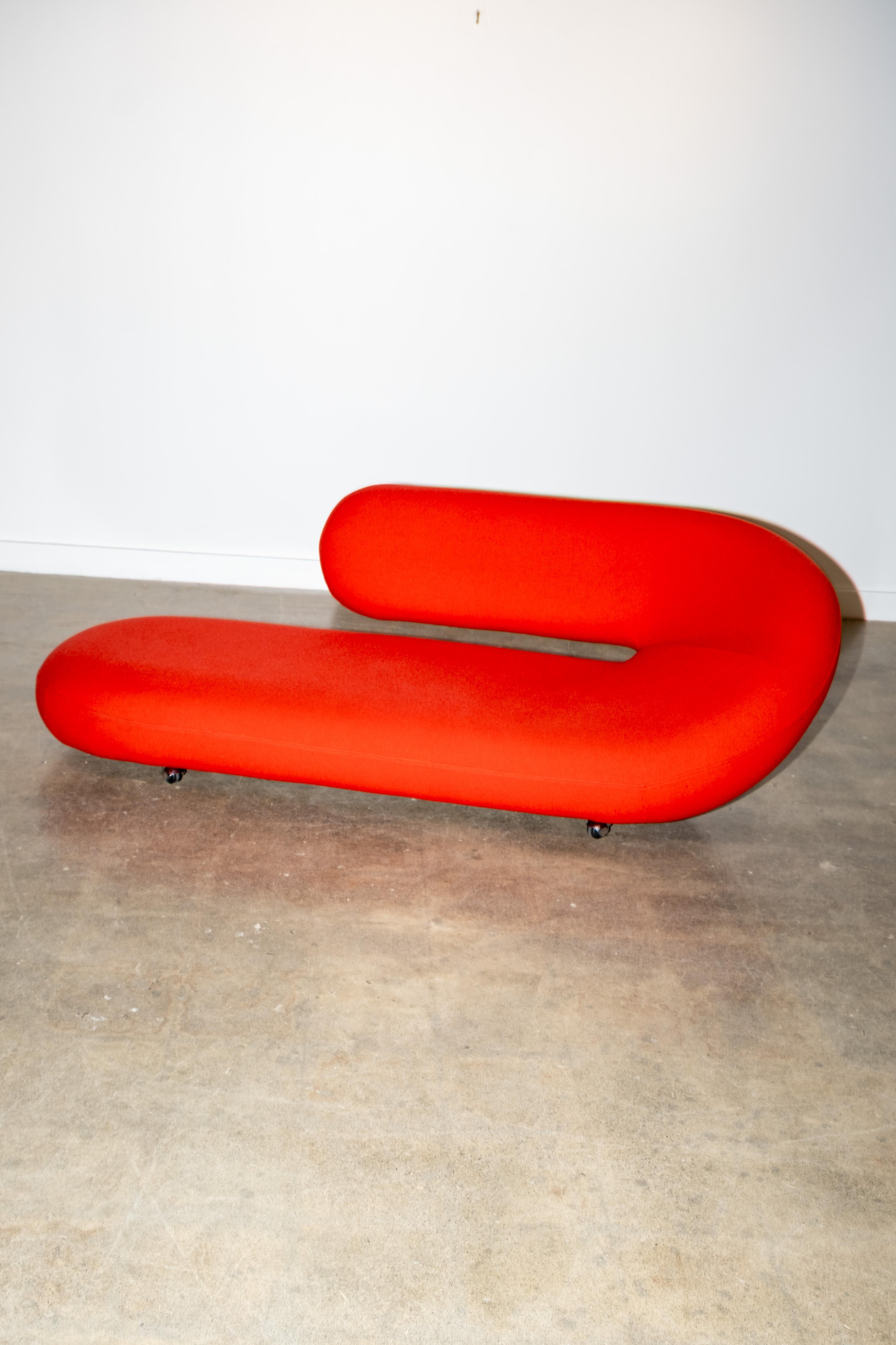 La interpretación de Geoffrey Harcourt de la chaise longue de los años 70 es un monumento al interiorismo moderno. También conocida como Cleopatra, llama la atención y demuestra que la teoría del rojo es de principio a fin. Esta versión, con su