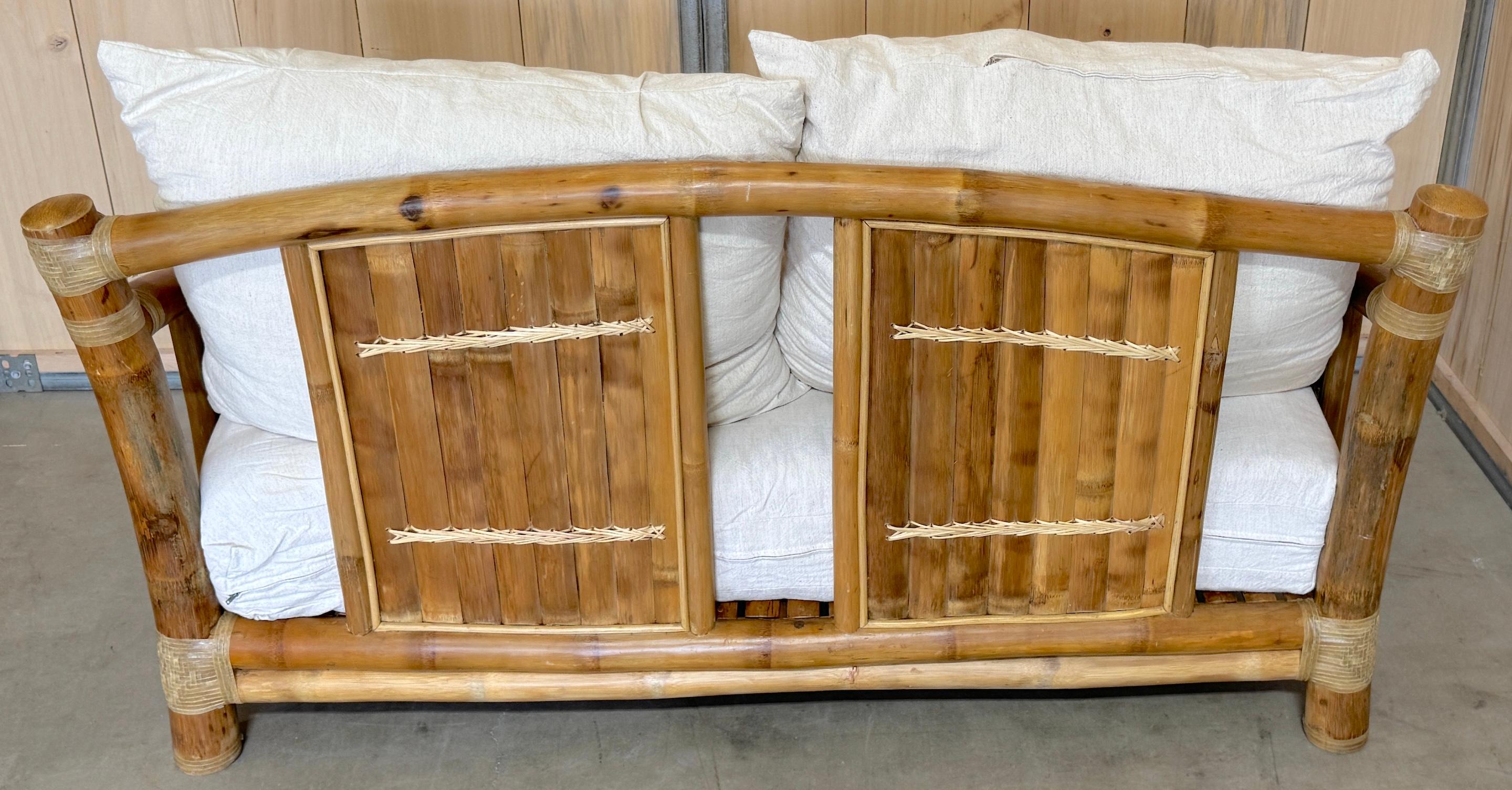 1970er Küstenbambus & gewebtes Ledersofa im Zustand „Gut“ im Angebot in West Palm Beach, FL