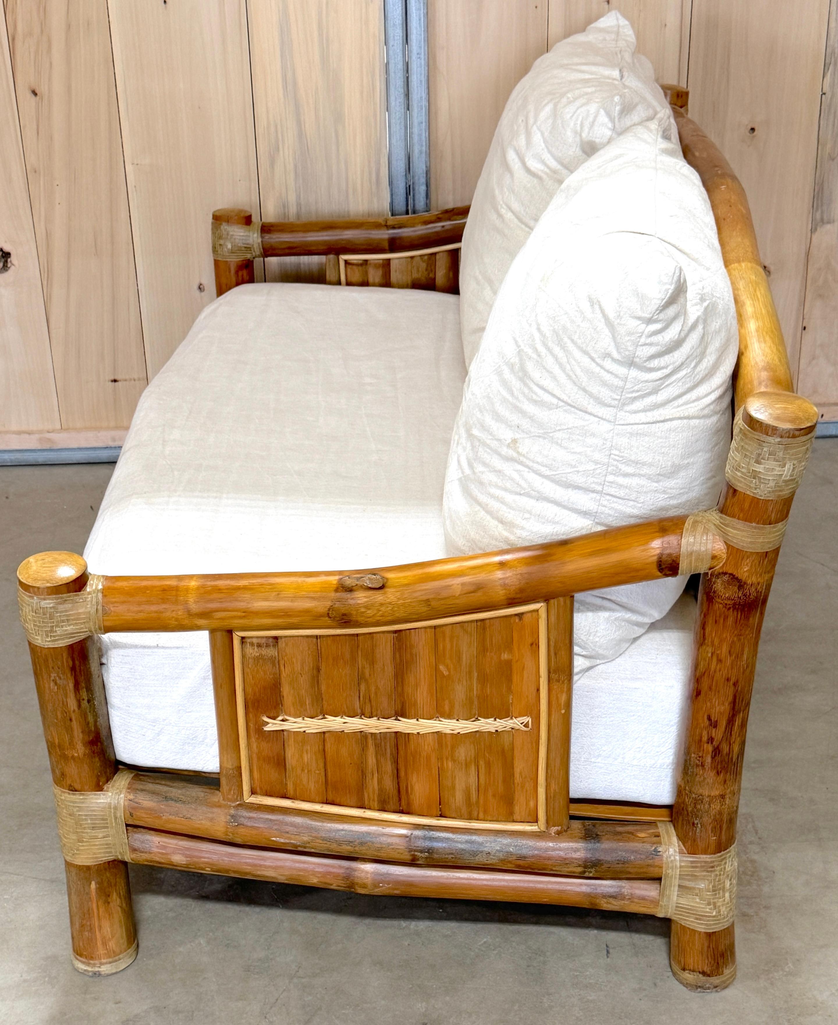 1970er Küstenbambus & gewebtes Ledersofa im Angebot 2