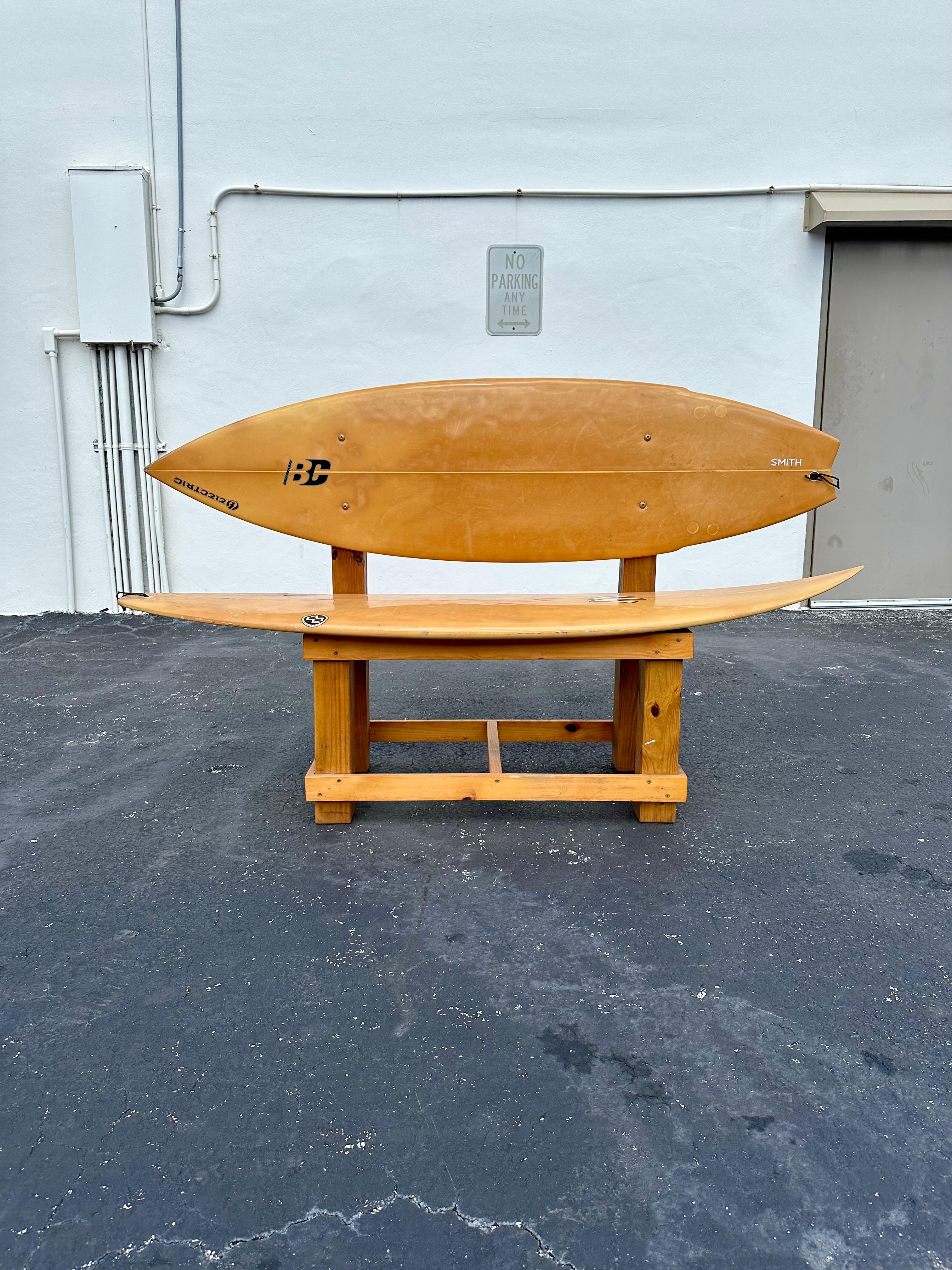 Banco escultórico de madera de tabla de surf doble de fibra de vidrio de los años 70 Settee Moderno de mediados de siglo en venta