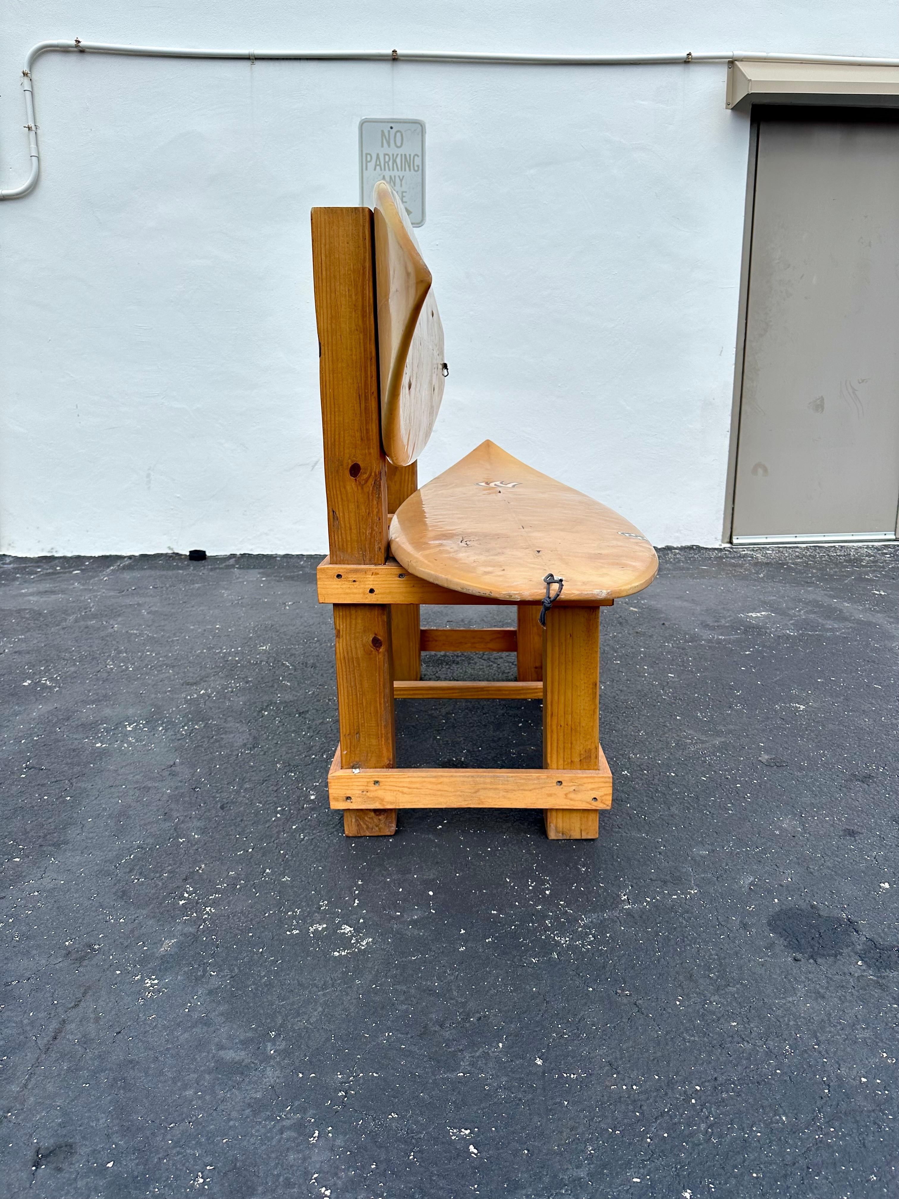 Banco escultórico de madera de tabla de surf doble de fibra de vidrio de los años 70 Settee finales del siglo XX en venta