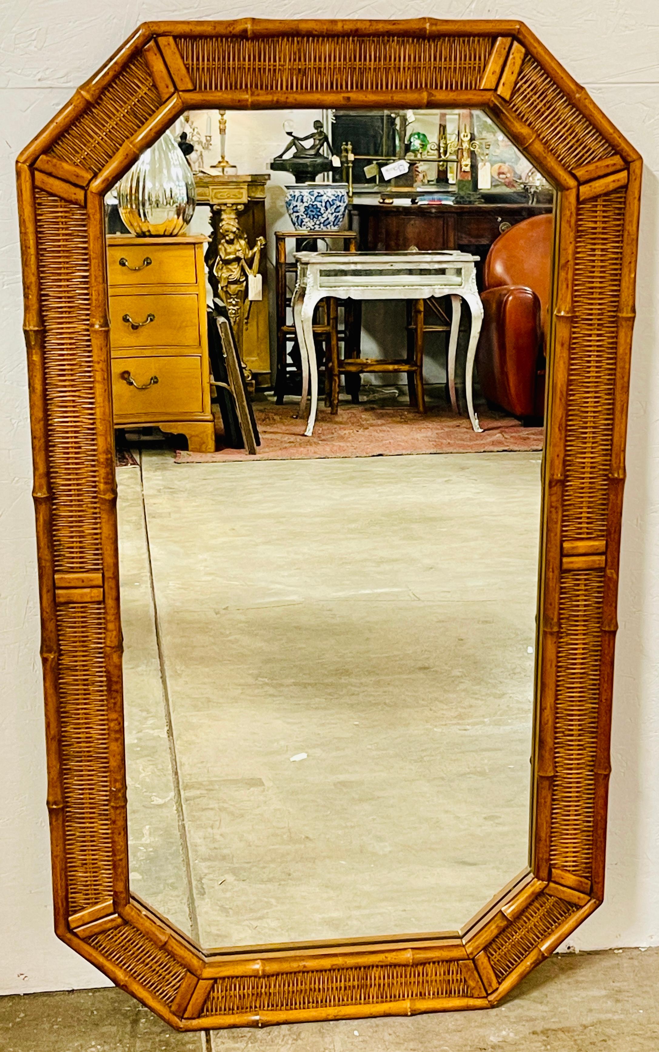Miroir octogonal en faux bambou et rotin des années 1970 
USA, Circa 1970s

Miroir octogonal en faux bambou et rotin des années 1970, originaire des États-Unis. Ce miroir est d'une taille souhaitable, avec une hauteur de 50 pouces et une largeur de