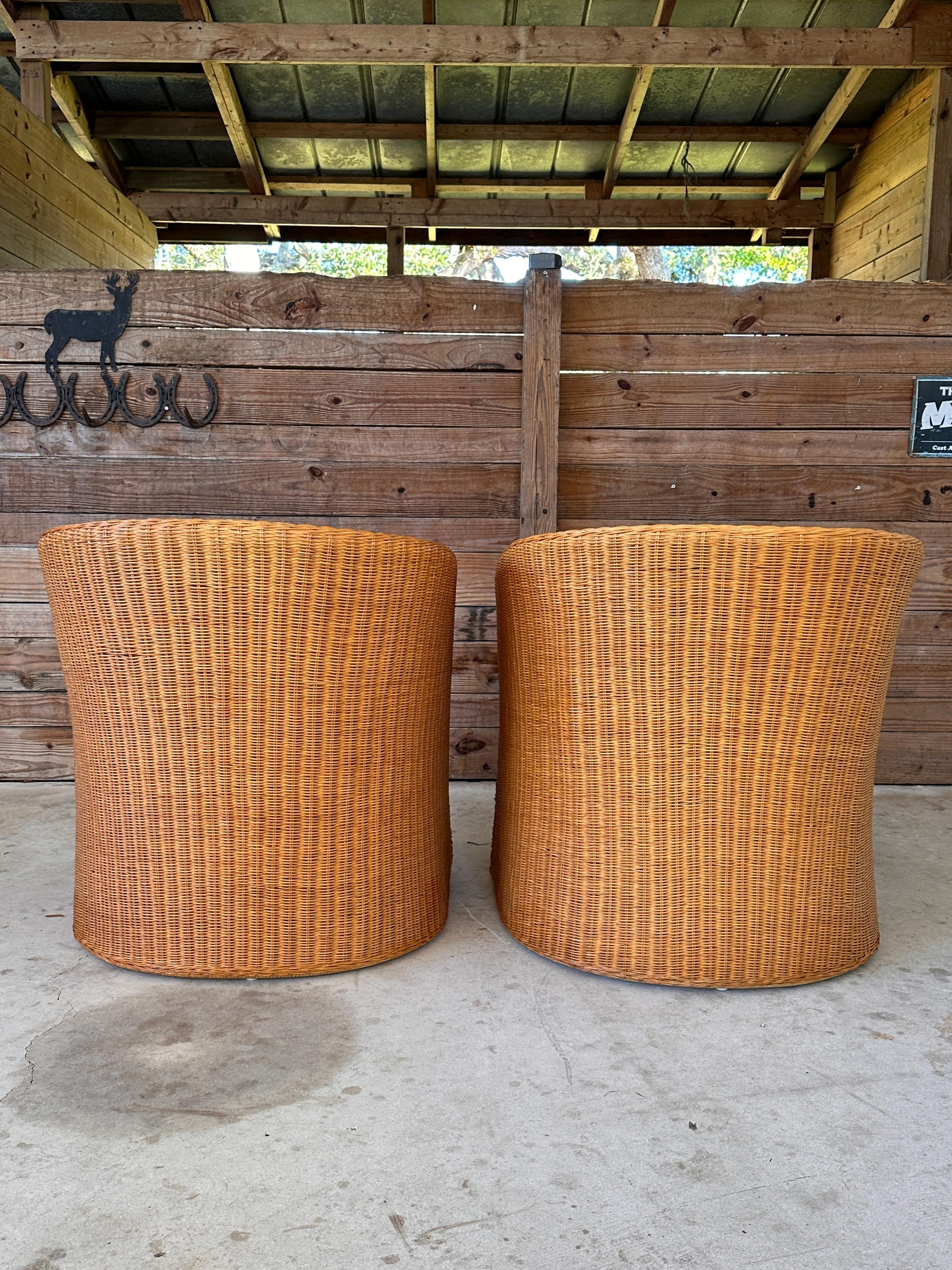 1970's Coastal Organic Modern Rattan Wicker Barrel Tub Chairs Ficks Reed Pair In Good Condition In North Fort Myers, FL