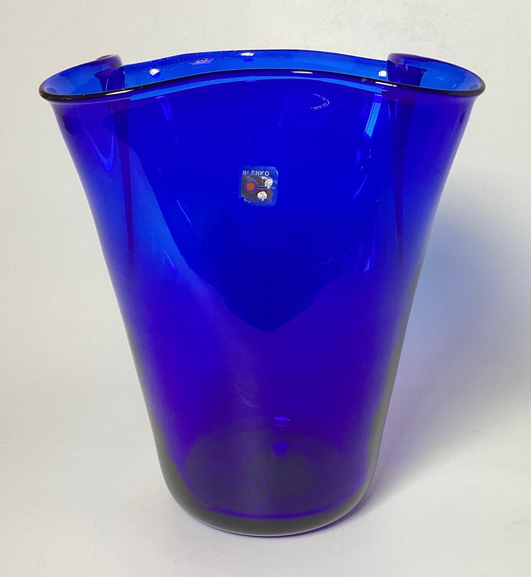 Mid-Century moderno Vaso Blenko a balze blu cobalto del 1970 in vendita