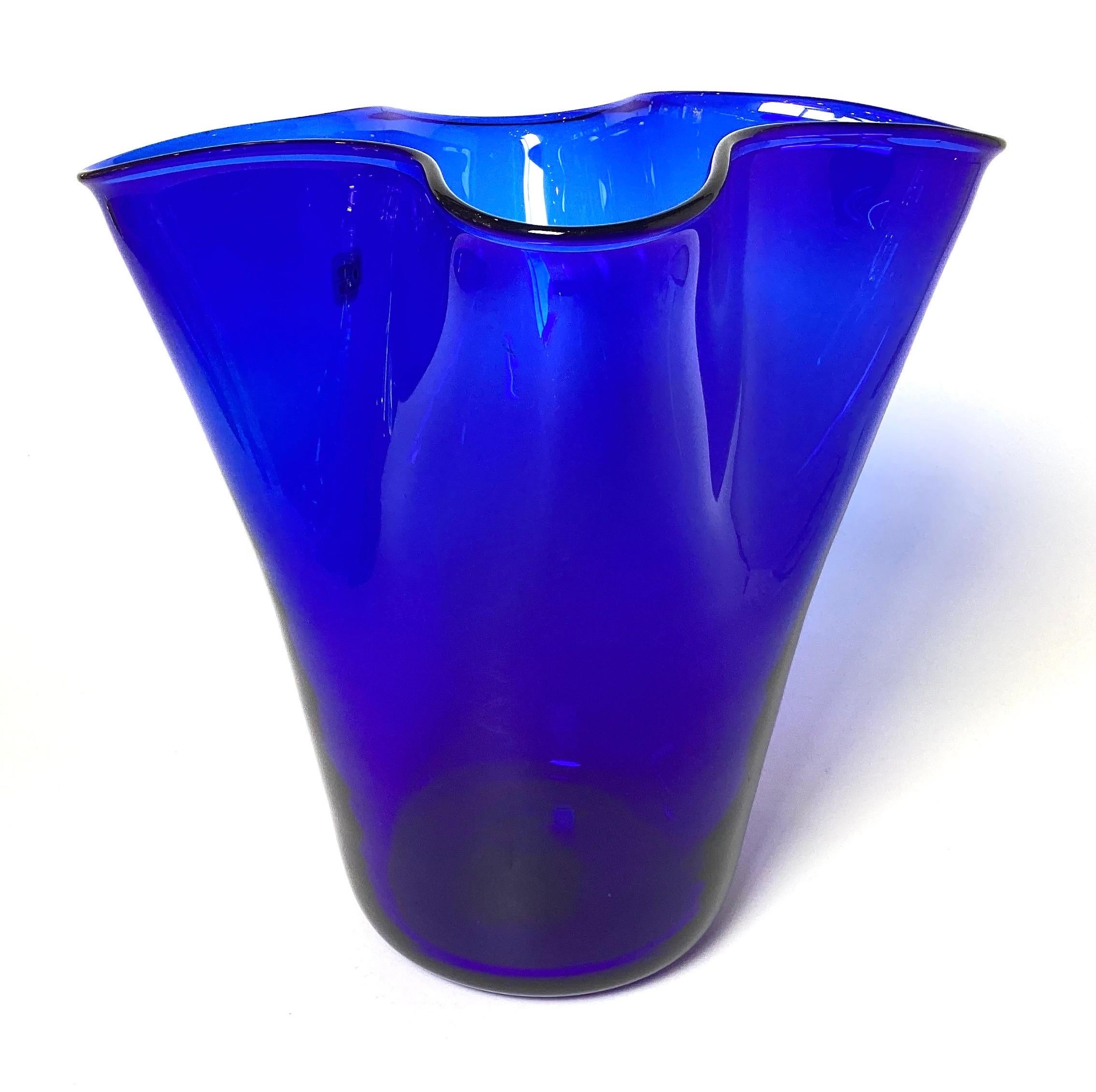 Vaso Blenko a balze blu cobalto del 1970 In condizioni ottime in vendita a Lambertville, NJ