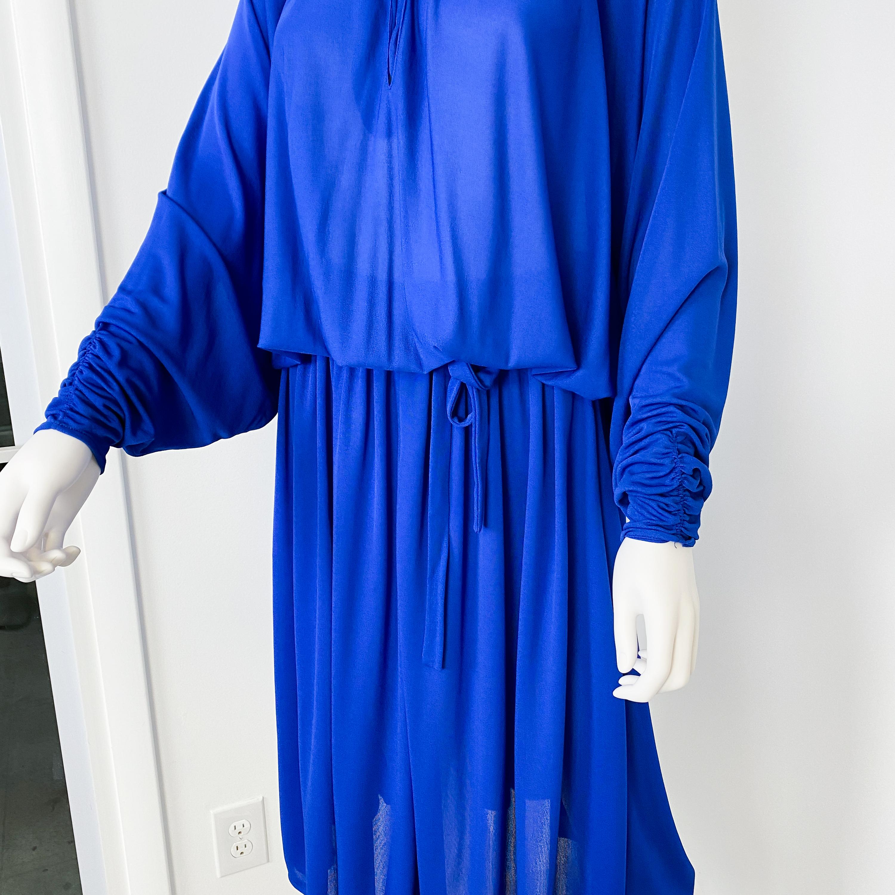 1970 Cobalt Blue Jersey Cocktail Dress with Bat Wing Sleeves Size 8/10 en vente 6