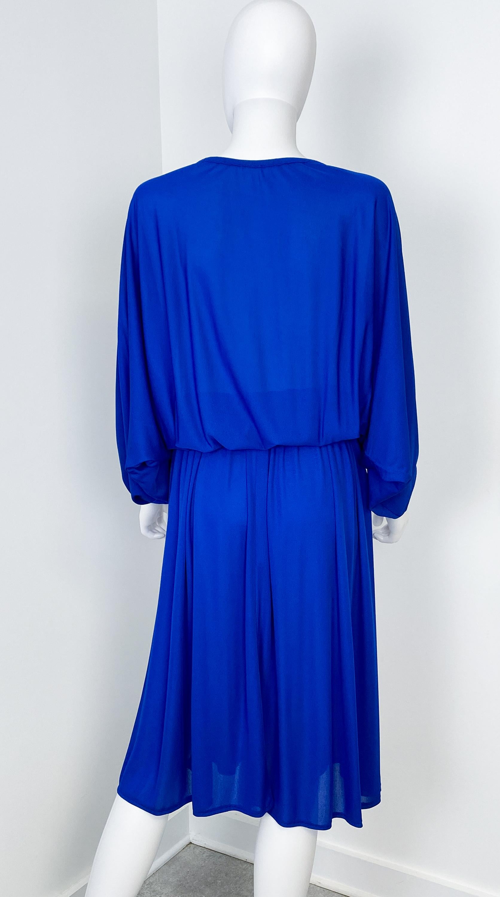 1970 Cobalt Blue Jersey Cocktail Dress with Bat Wing Sleeves Size 8/10 en vente 7