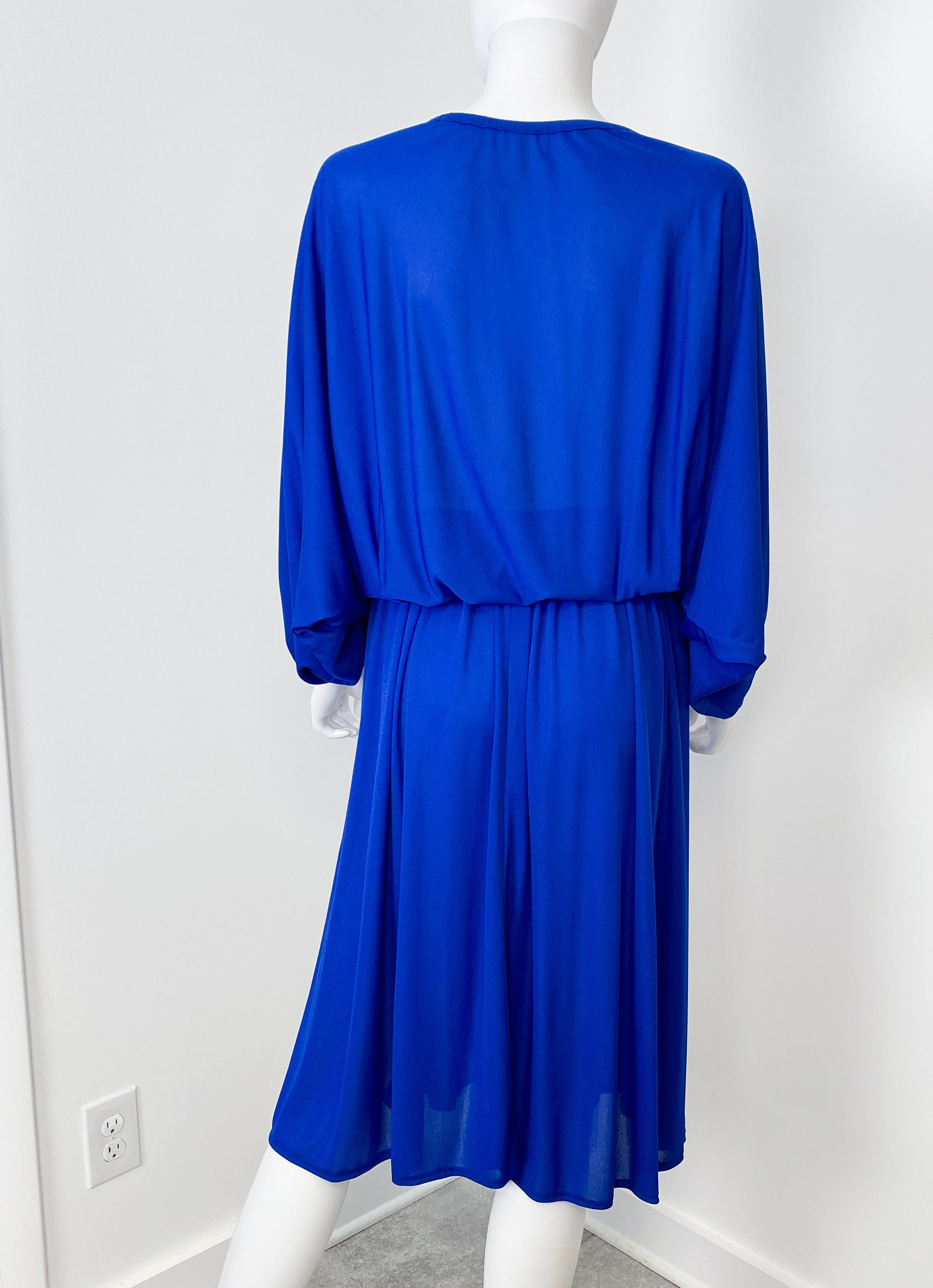 1970 Cobalt Blue Jersey Cocktail Dress with Bat Wing Sleeves Size 8/10 en vente 8