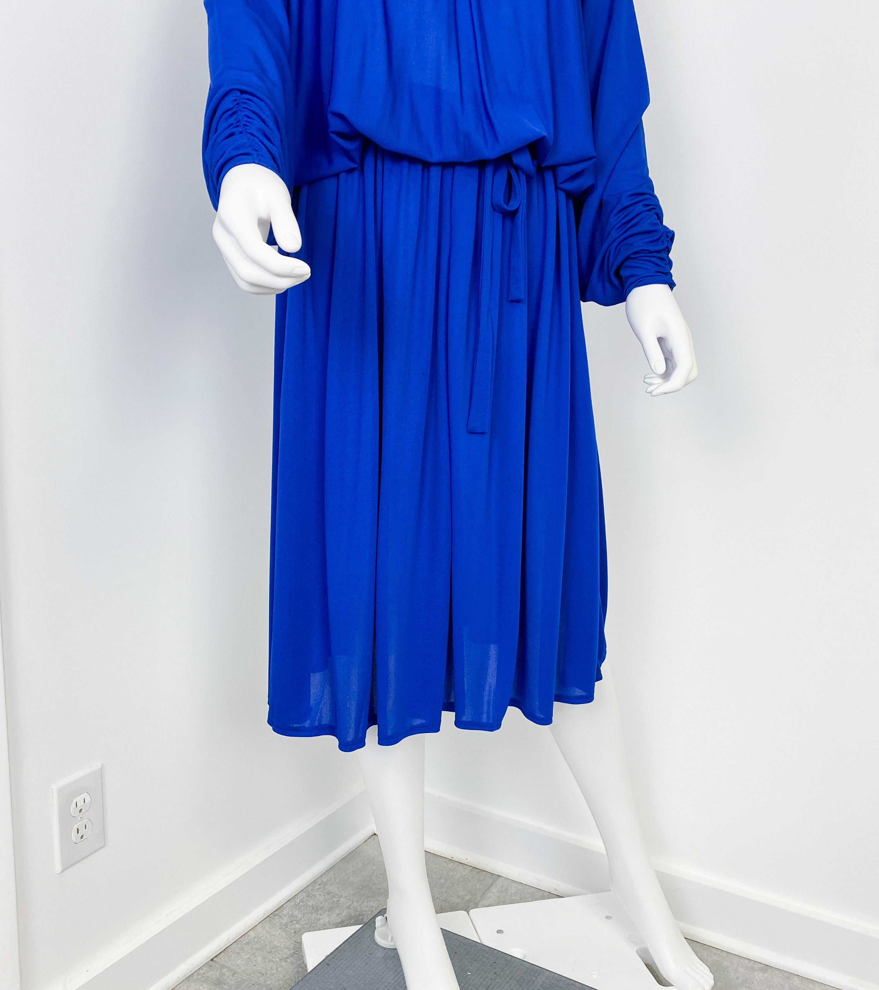 1970 Cobalt Blue Jersey Cocktail Dress with Bat Wing Sleeves Size 8/10 Excellent état - En vente à Atlanta, GA