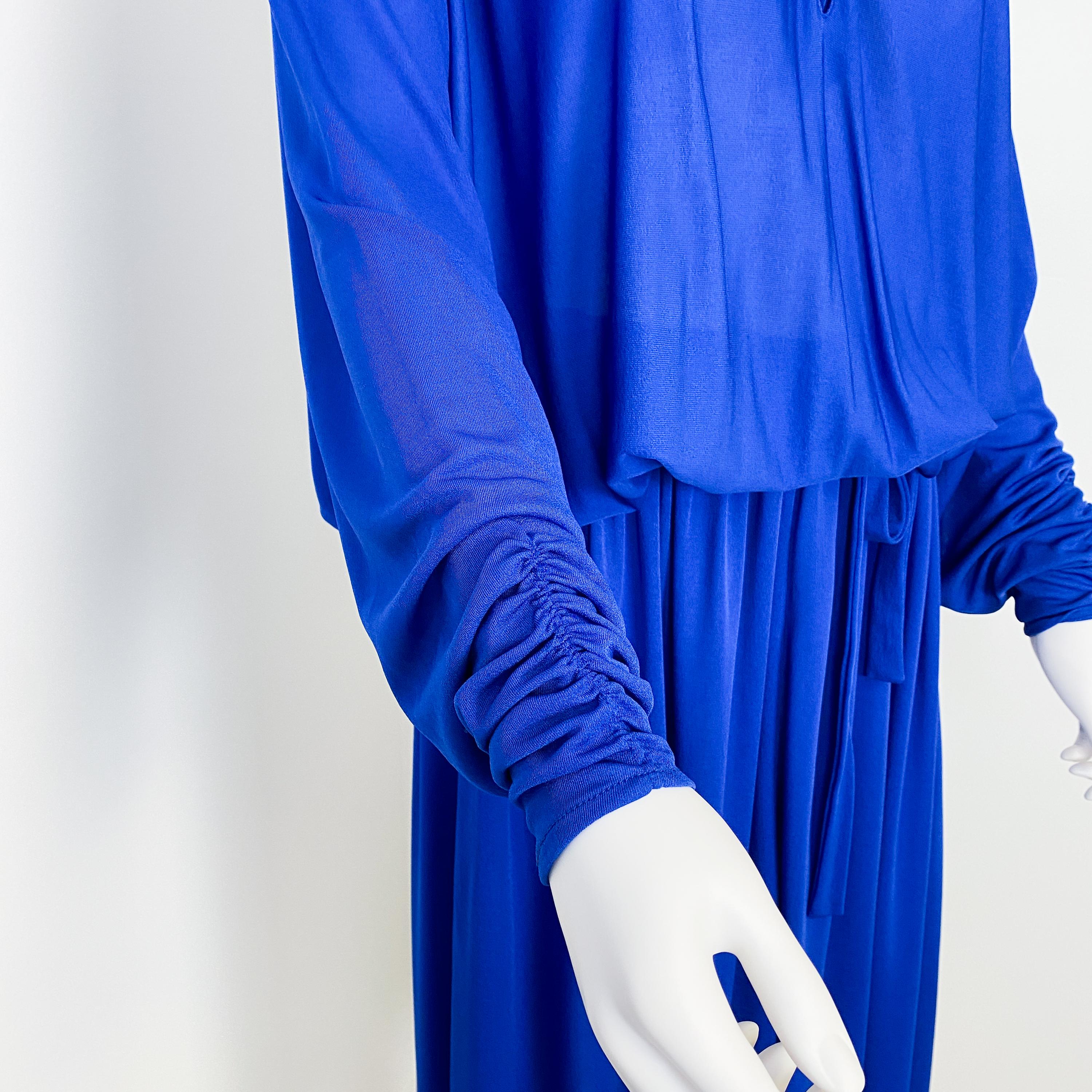 1970 Cobalt Blue Jersey Cocktail Dress with Bat Wing Sleeves Size 8/10 en vente 1
