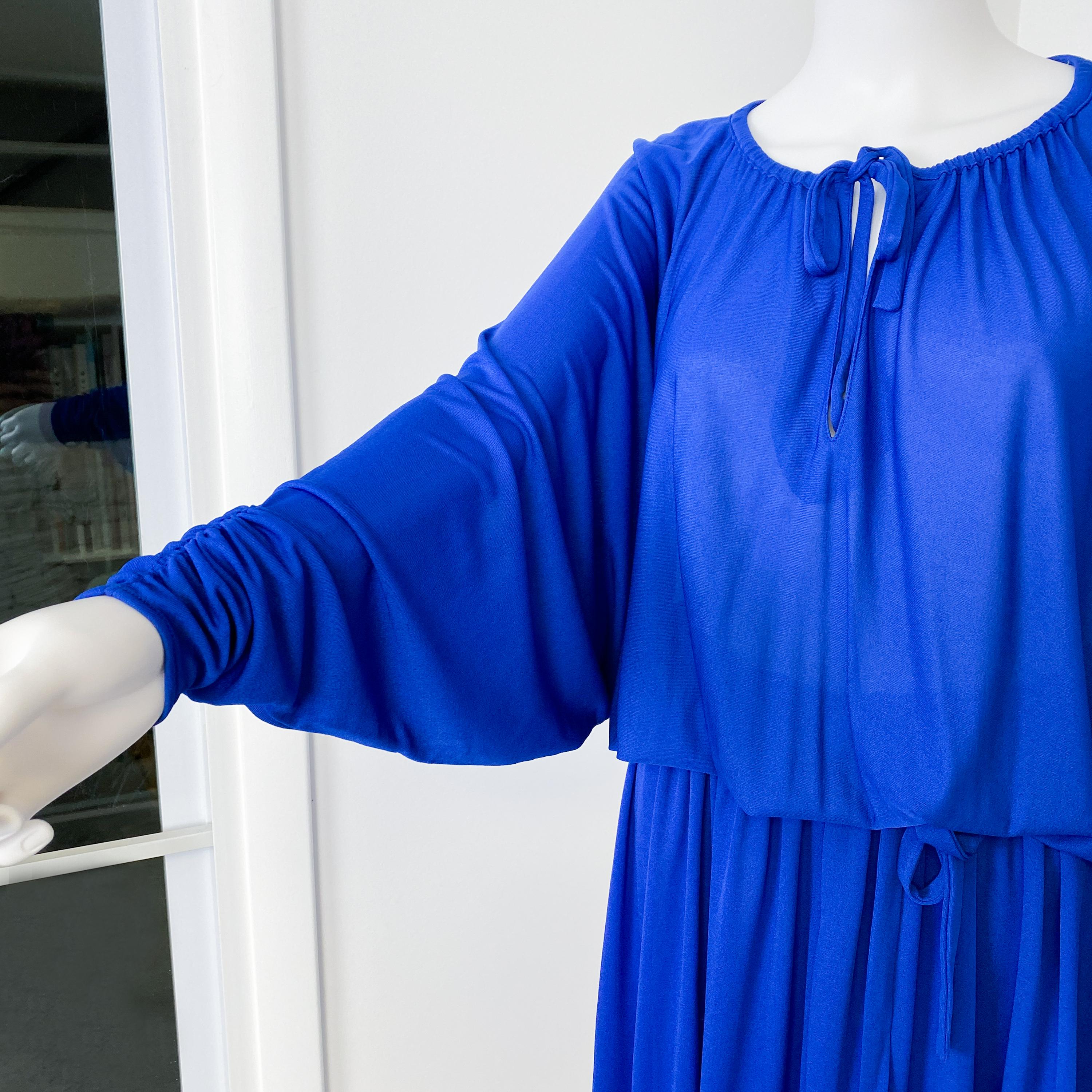 1970 Cobalt Blue Jersey Cocktail Dress with Bat Wing Sleeves Size 8/10 en vente 2