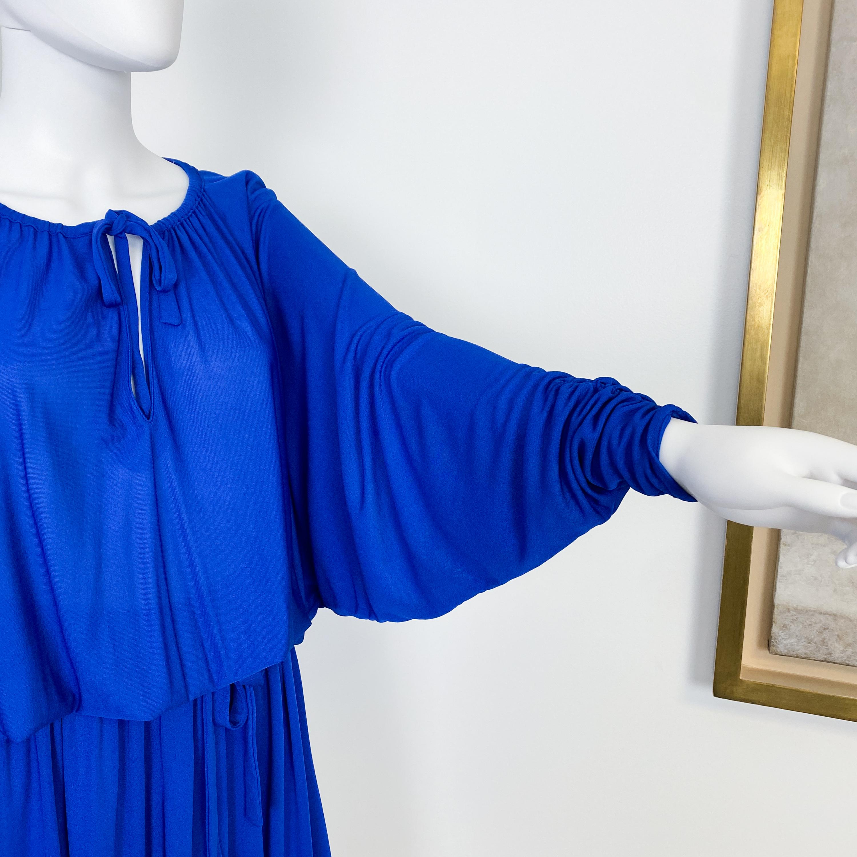 1970 Cobalt Blue Jersey Cocktail Dress with Bat Wing Sleeves Size 8/10 en vente 3