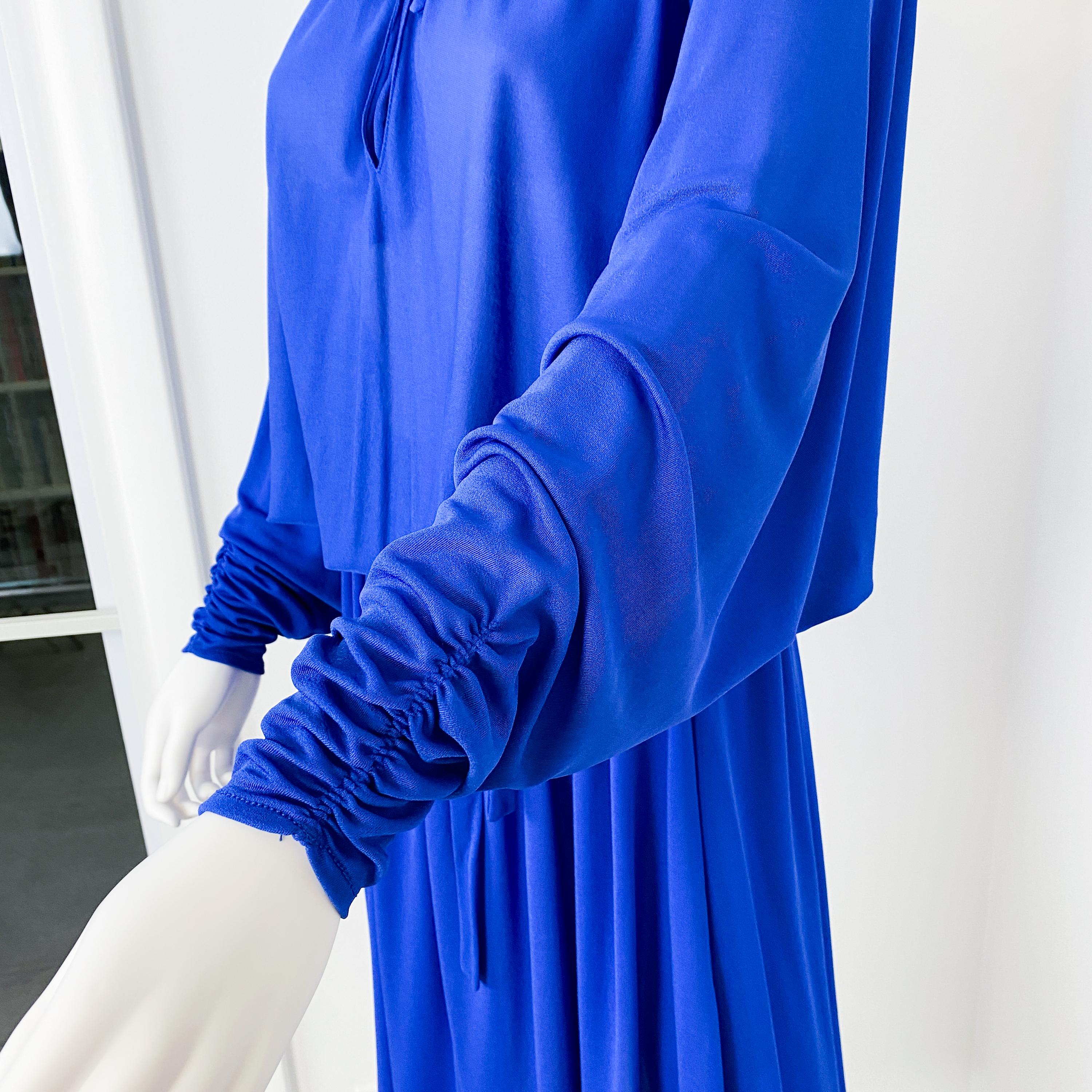 1970 Cobalt Blue Jersey Cocktail Dress with Bat Wing Sleeves Size 8/10 en vente 4