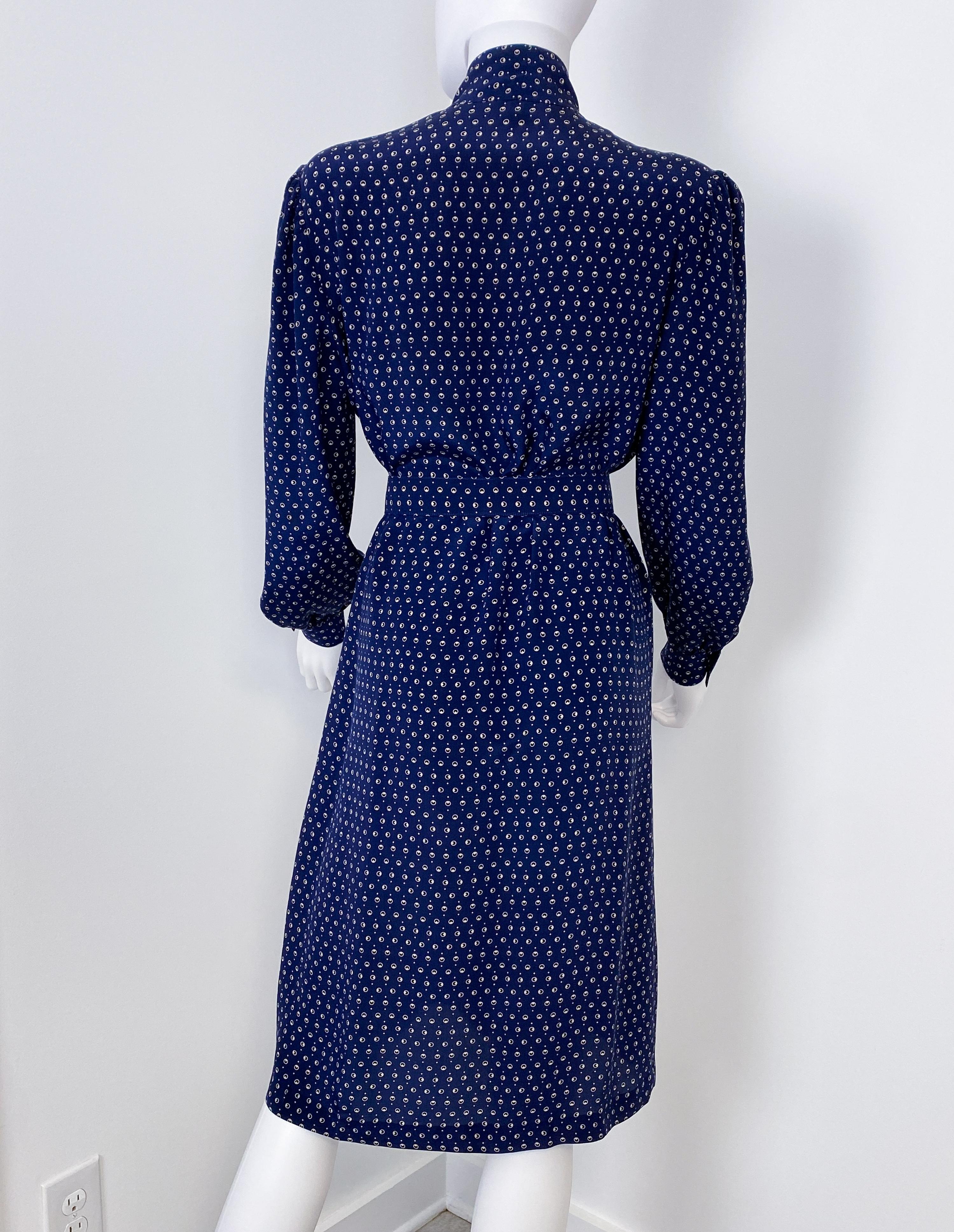 1970er Jahre Kobaltblaues Seiden-Cocktail-Hemdkleid mit Pussy Bow Größe 10/12 im Angebot 5
