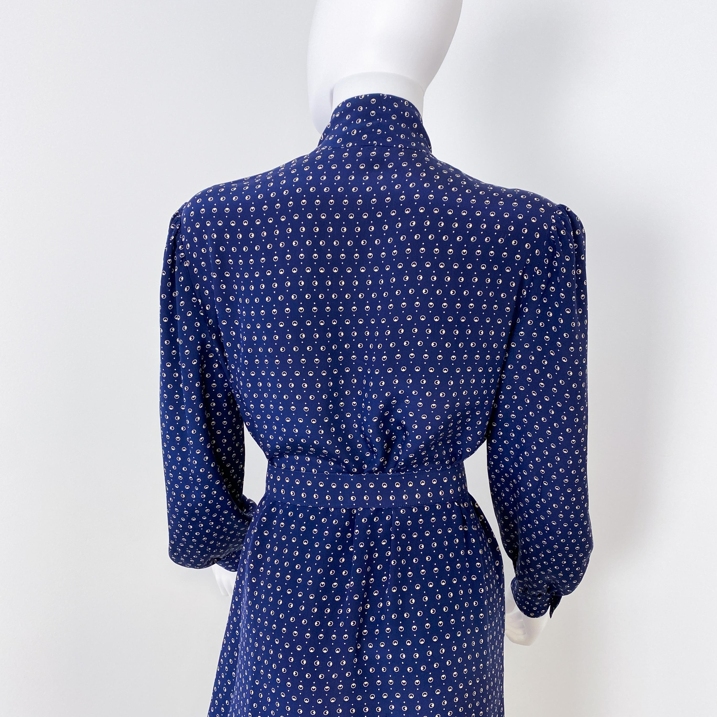 1970er Jahre Kobaltblaues Seiden-Cocktail-Hemdkleid mit Pussy Bow Größe 10/12 im Angebot 6