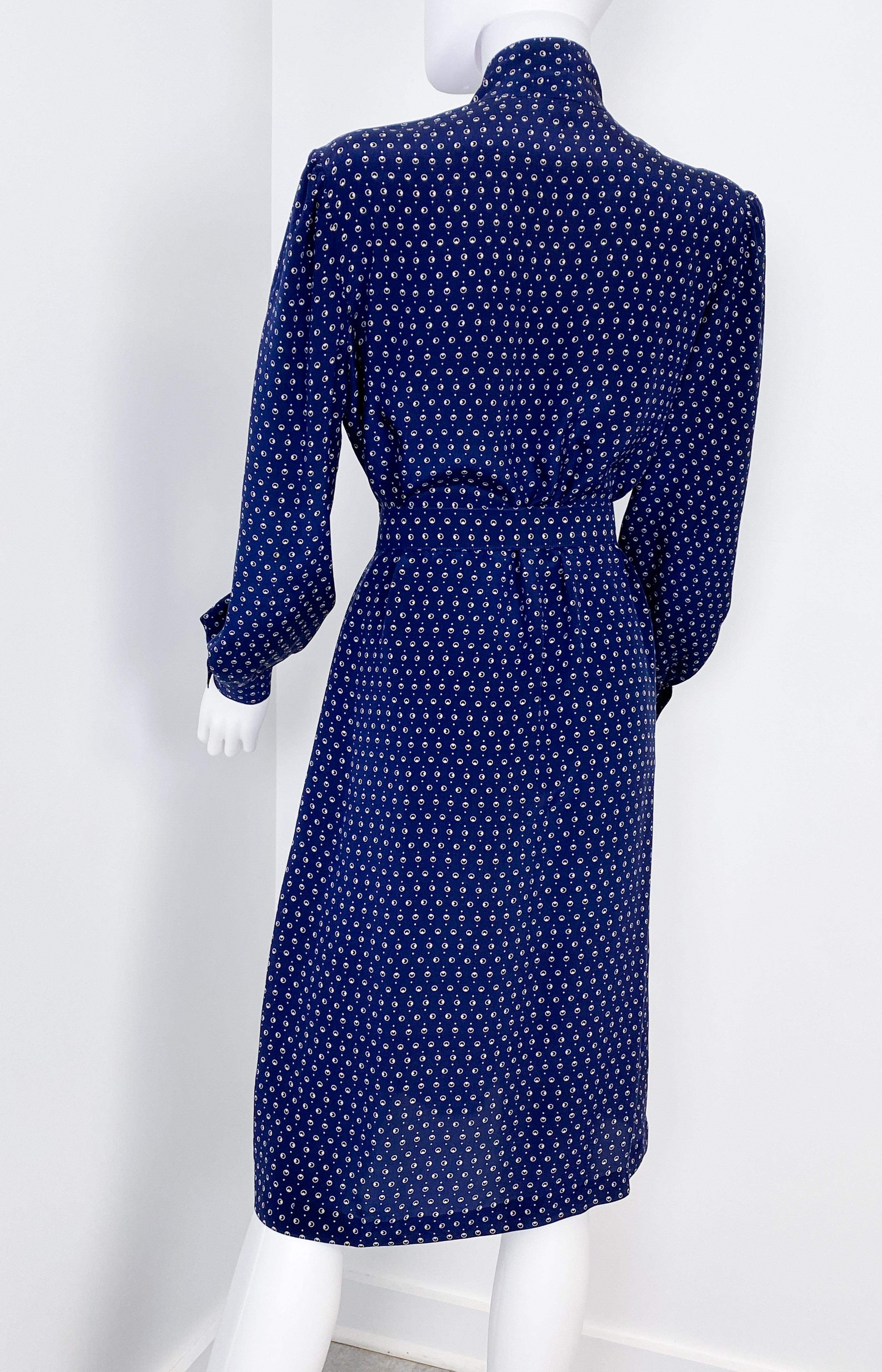 1970er Jahre Kobaltblaues Seiden-Cocktail-Hemdkleid mit Pussy Bow Größe 10/12 im Angebot 7