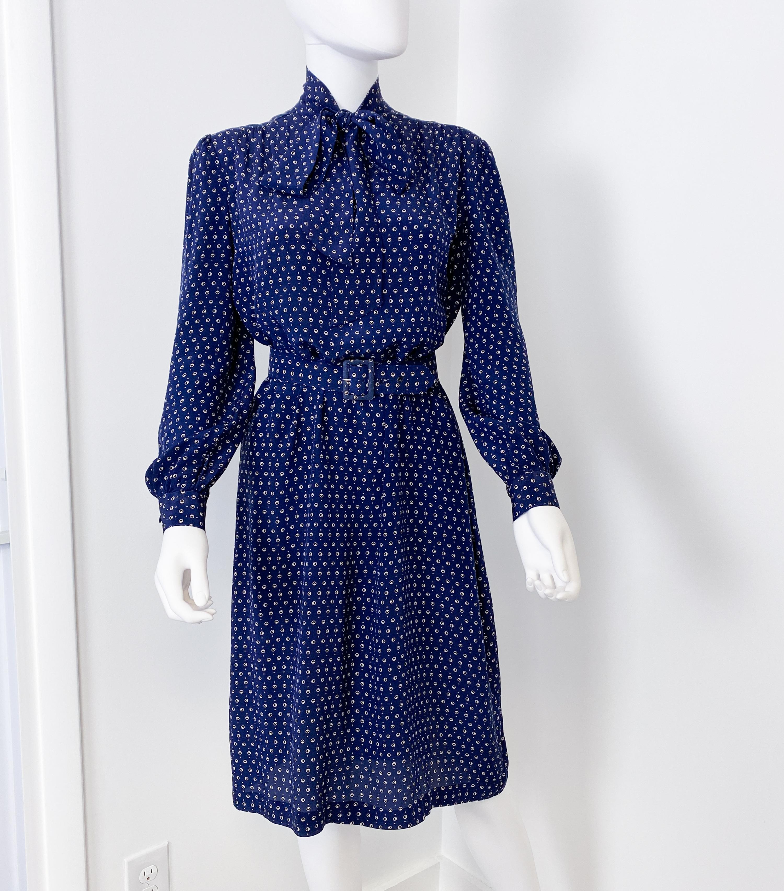 1970er Jahre Kobaltblaues Seiden-Cocktail-Hemdkleid mit Pussy Bow Größe 10/12 im Angebot 8
