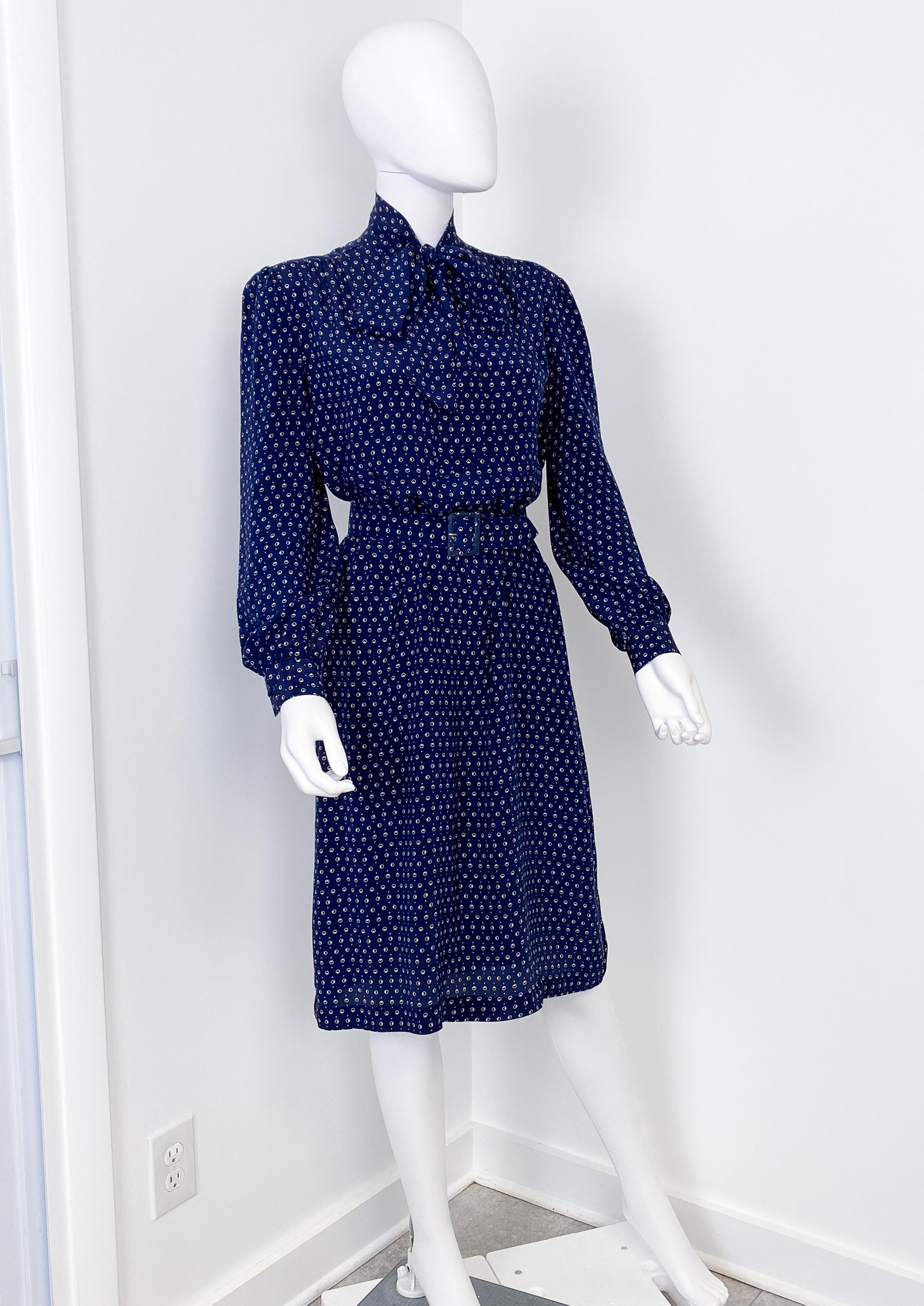 1970er Jahre Kobaltblaues Seiden-Cocktail-Hemdkleid mit Pussy Bow Größe 10/12 (Blau) im Angebot