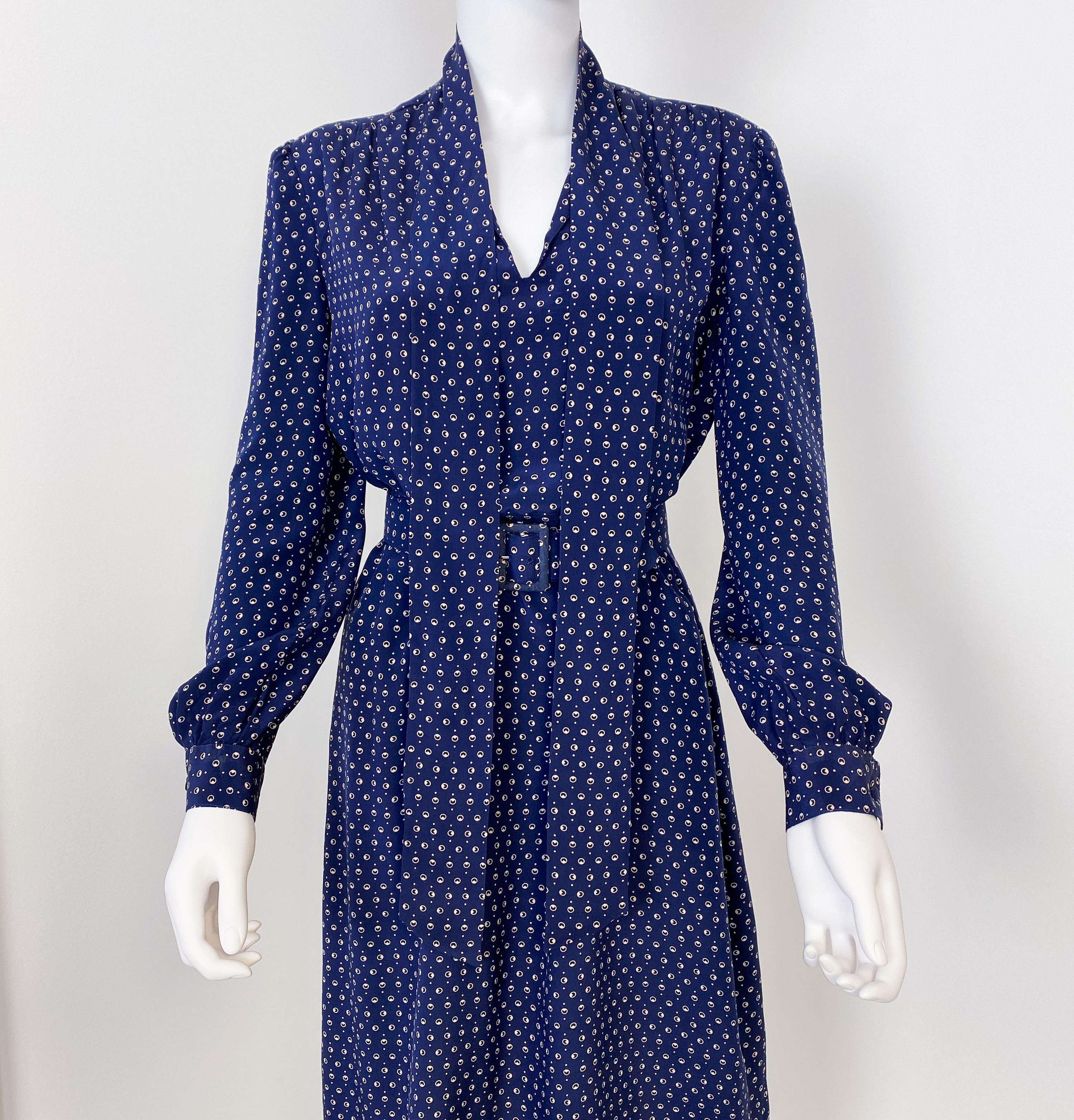 1970er Jahre Kobaltblaues Seiden-Cocktail-Hemdkleid mit Pussy Bow Größe 10/12 im Zustand „Hervorragend“ im Angebot in Atlanta, GA