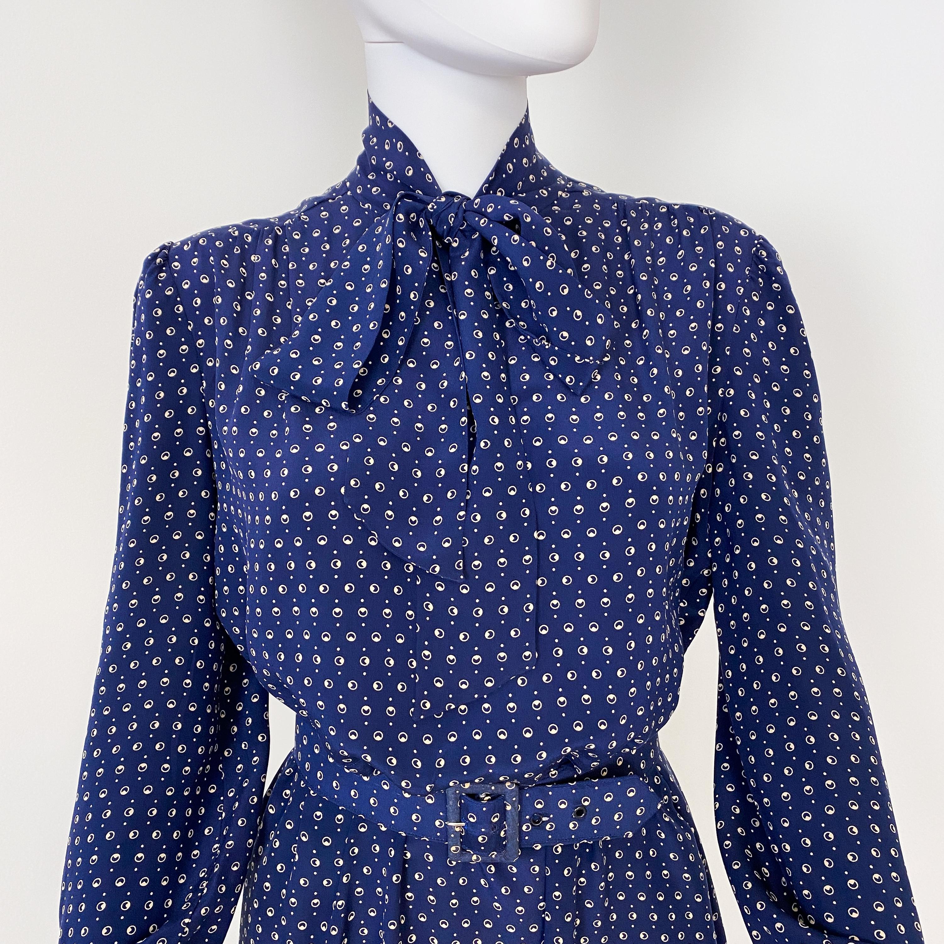1970er Jahre Kobaltblaues Seiden-Cocktail-Hemdkleid mit Pussy Bow Größe 10/12 Damen im Angebot