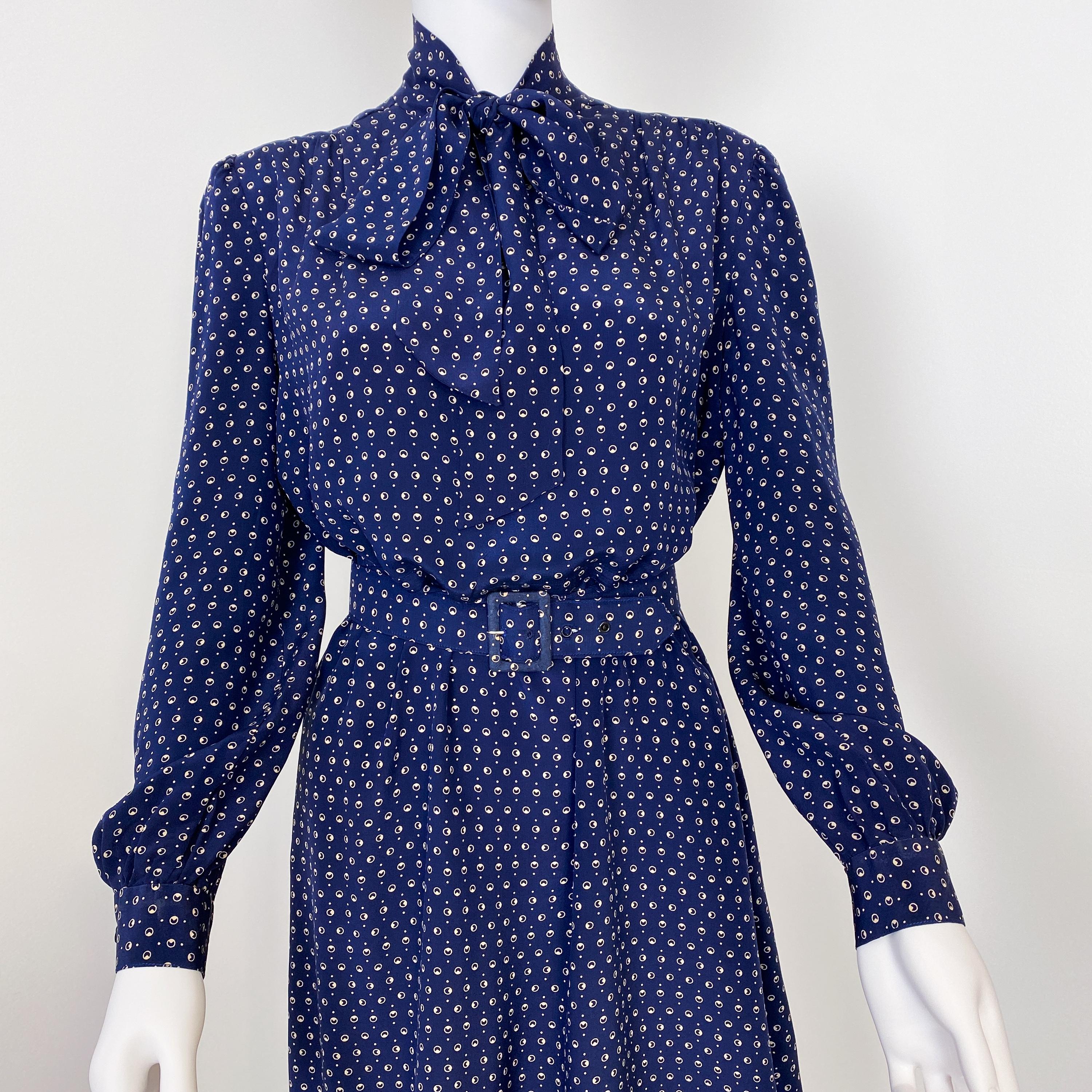 1970er Jahre Kobaltblaues Seiden-Cocktail-Hemdkleid mit Pussy Bow Größe 10/12 im Angebot 1