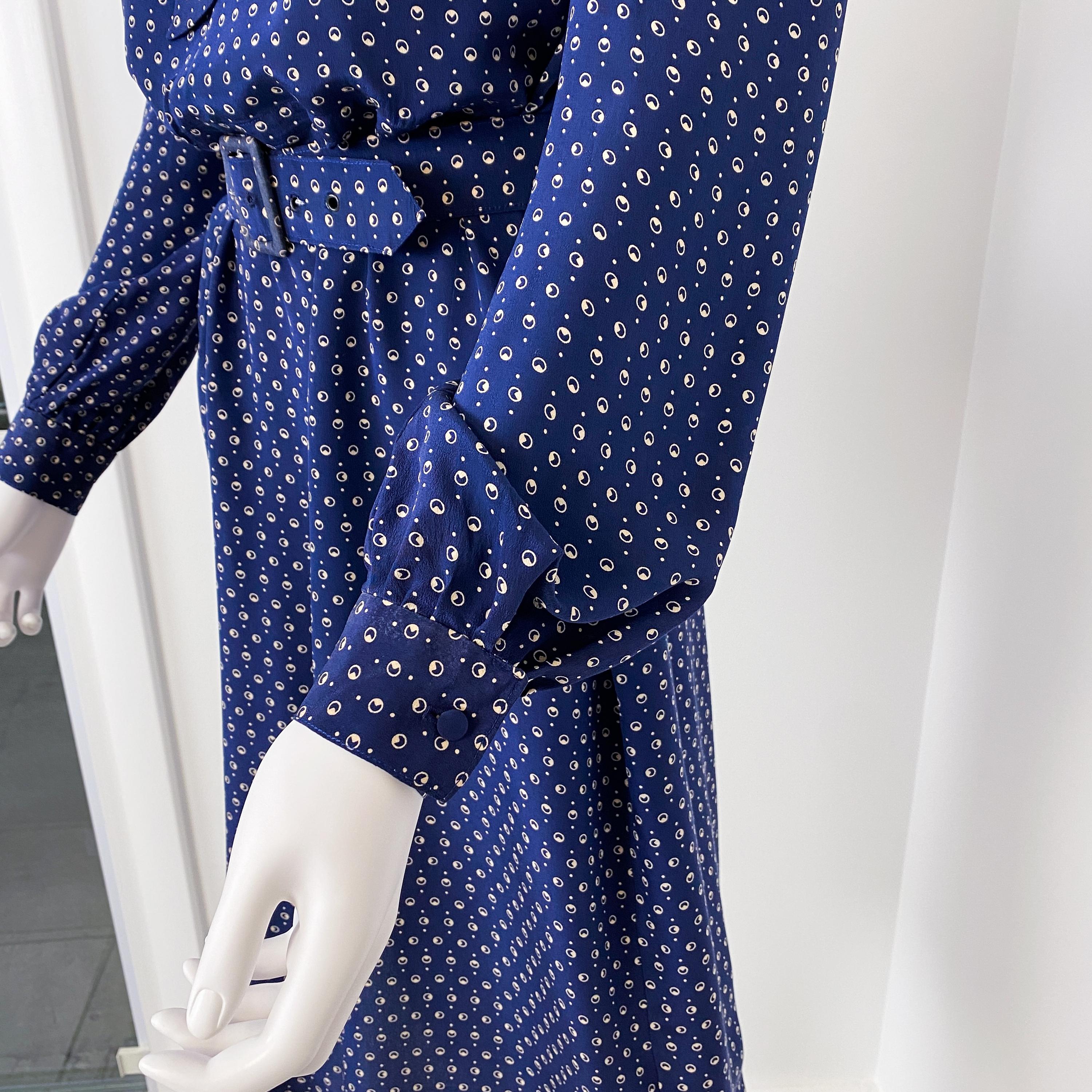 1970er Jahre Kobaltblaues Seiden-Cocktail-Hemdkleid mit Pussy Bow Größe 10/12 im Angebot 2