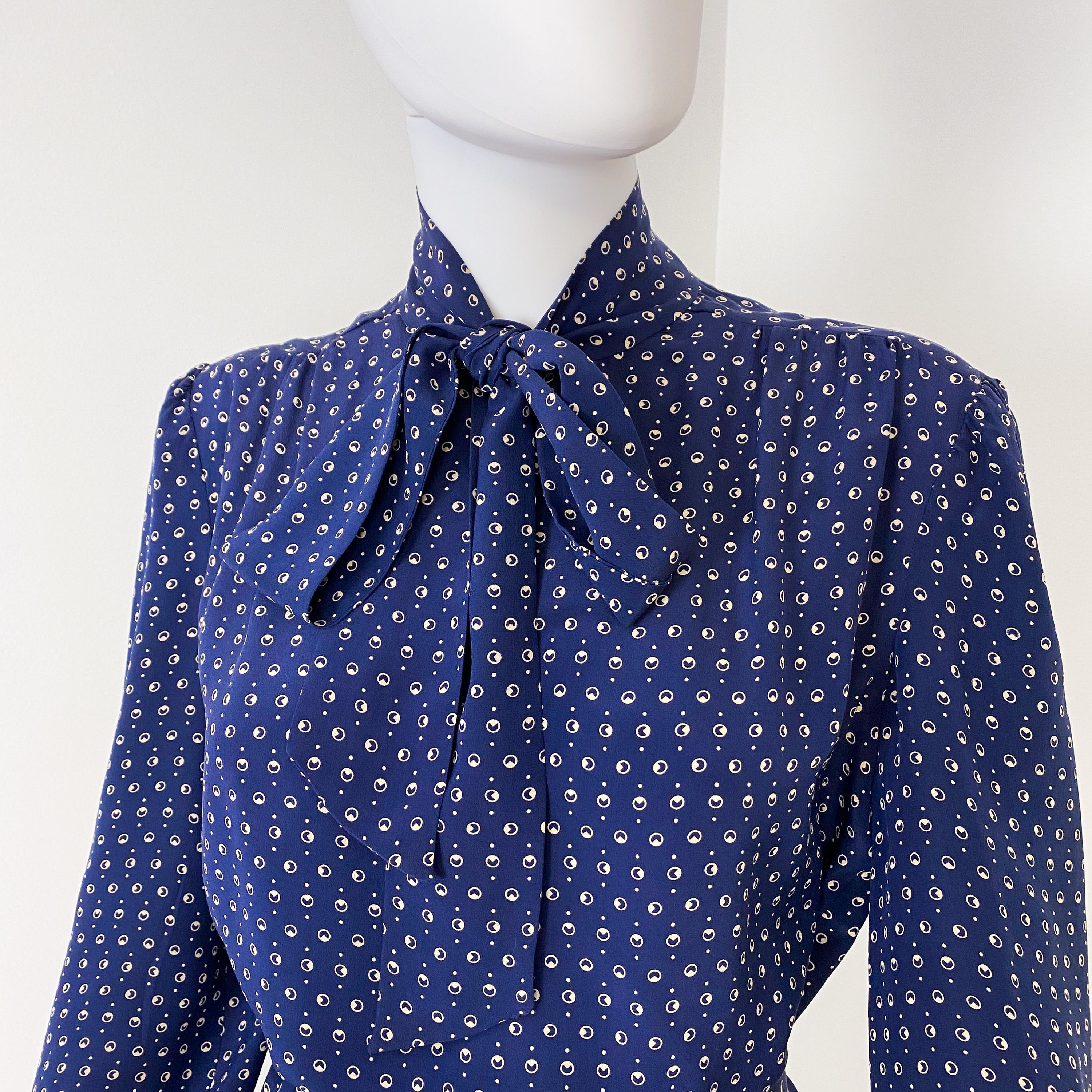 1970er Jahre Kobaltblaues Seiden-Cocktail-Hemdkleid mit Pussy Bow Größe 10/12 im Angebot 4