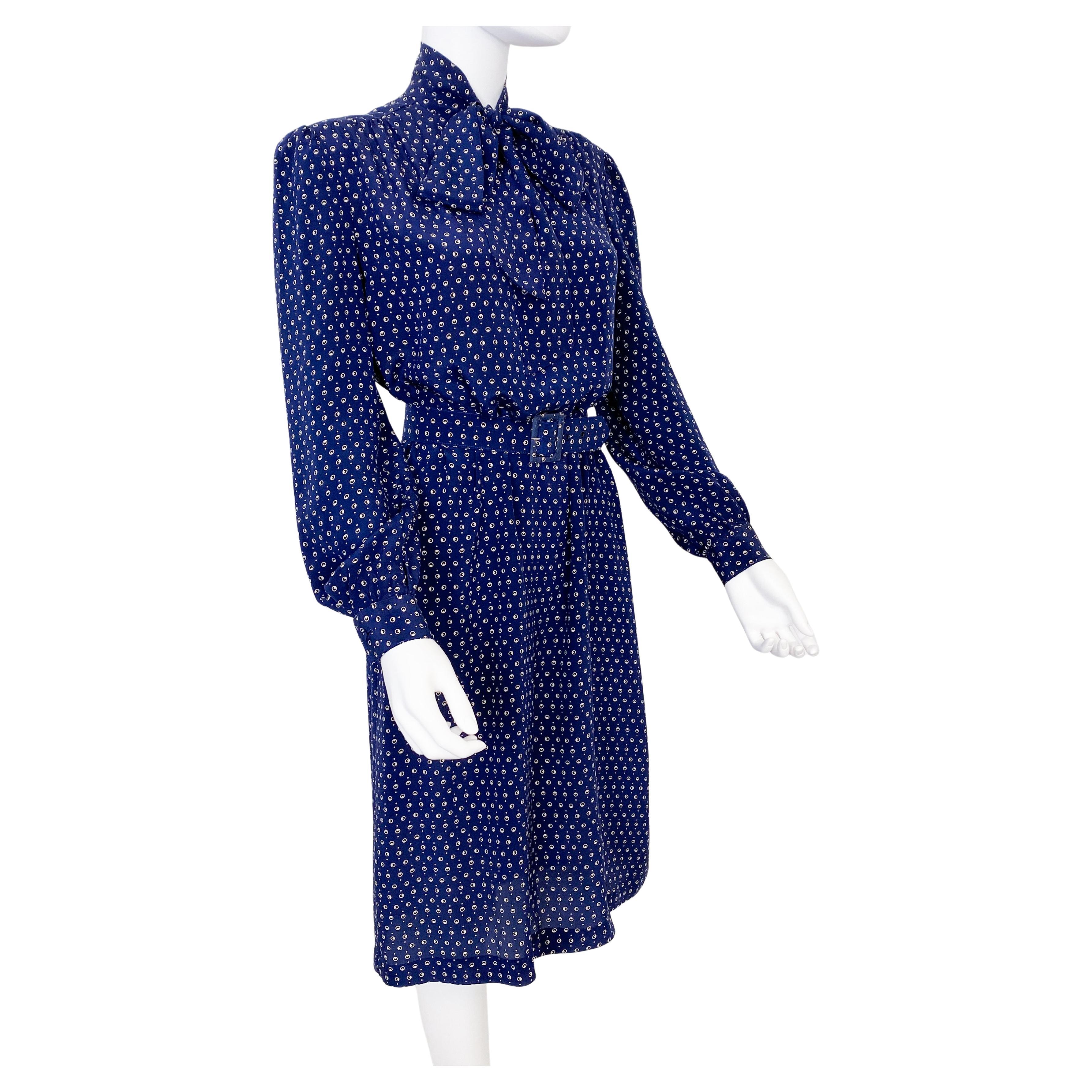 1970er Jahre Kobaltblaues Seiden-Cocktail-Hemdkleid mit Pussy Bow Größe 10/12 im Angebot