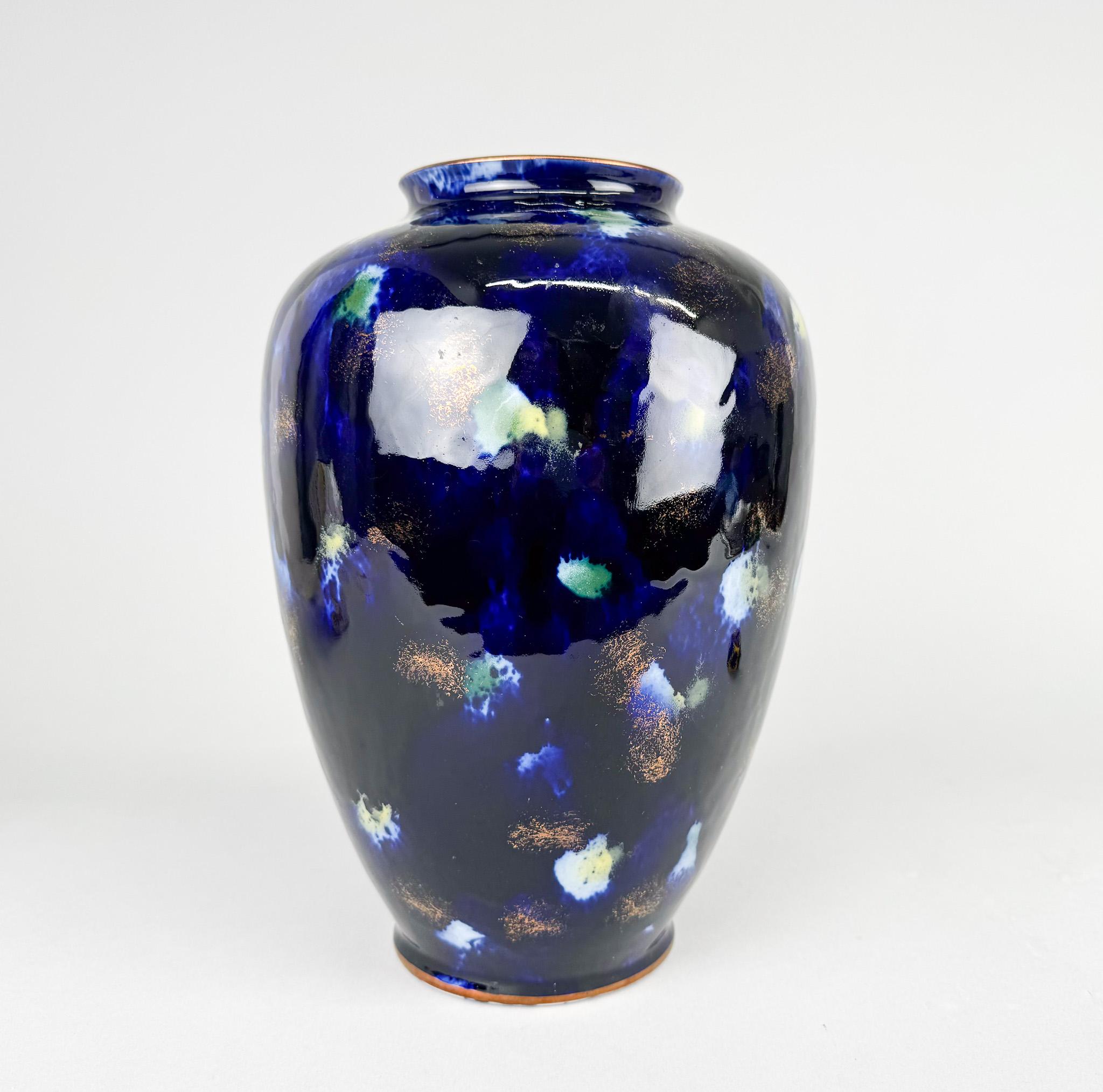 Vase aus kobaltblauem Vintage-Porzellan von Wallendorf. Hergestellt in Deutschland in den 1970er Jahren.