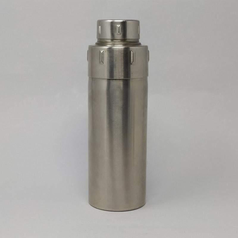Shaker da cocktail italiano degli anni '70 di Gio Ponti per F.lli Calderoni, in ottime condizioni. Prodotto in Italia. 
Dimensioni: Diametro 2,75 x 9,05 pollici di altezza
Dimensioni: Diametro cm 7 x altezza cm 23.