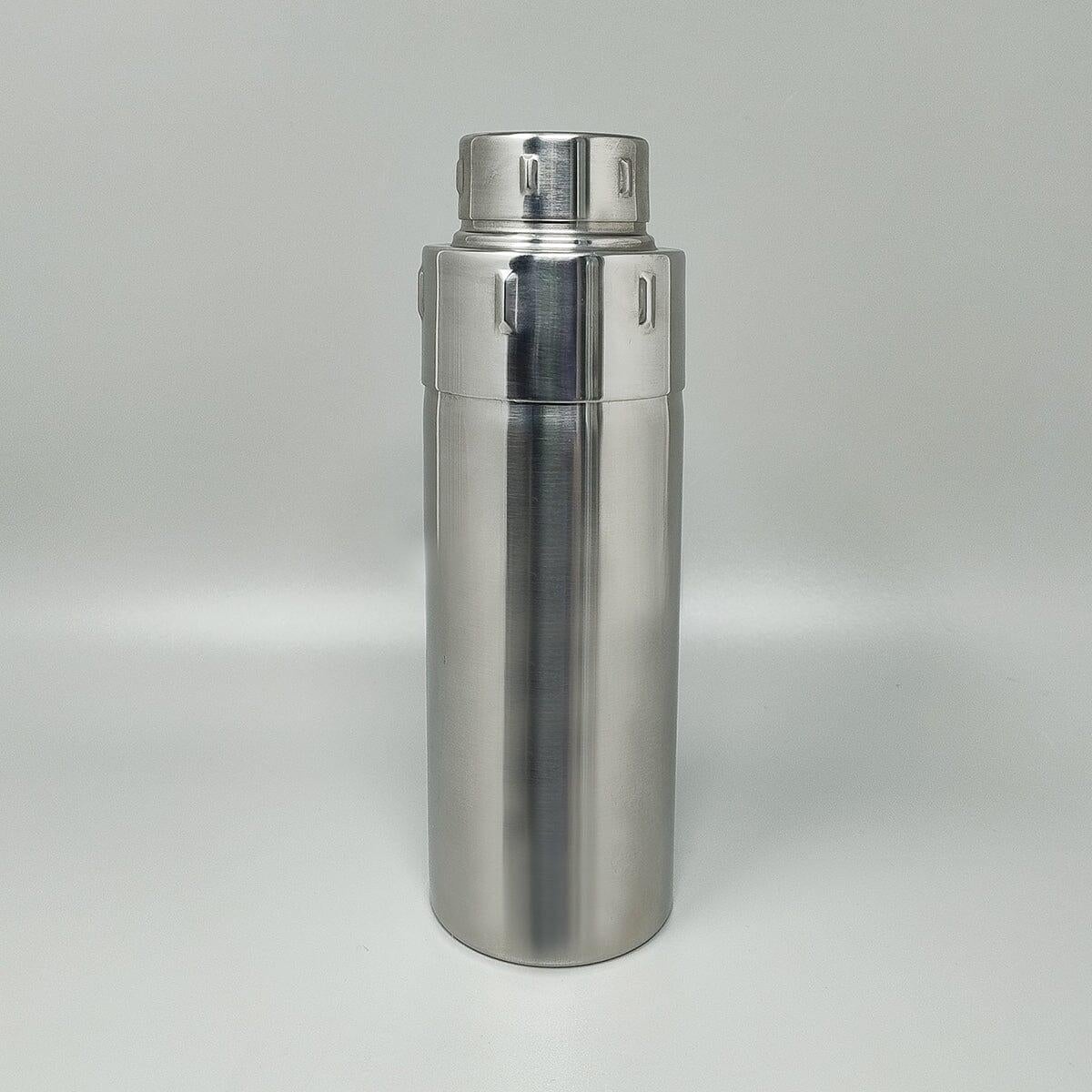 Erstaunlicher italienischer Cocktail Shaker aus den 1970er Jahren von Gio Ponti für F.lli Calderoni, in ausgezeichnetem Zustand. Hergestellt in Italien. 
Abmessungen: Durchmesser 2,75 x 9,05 Höhe Zoll
Abmessungen: Durchmesser cm 7 x cm 23 Höhe.