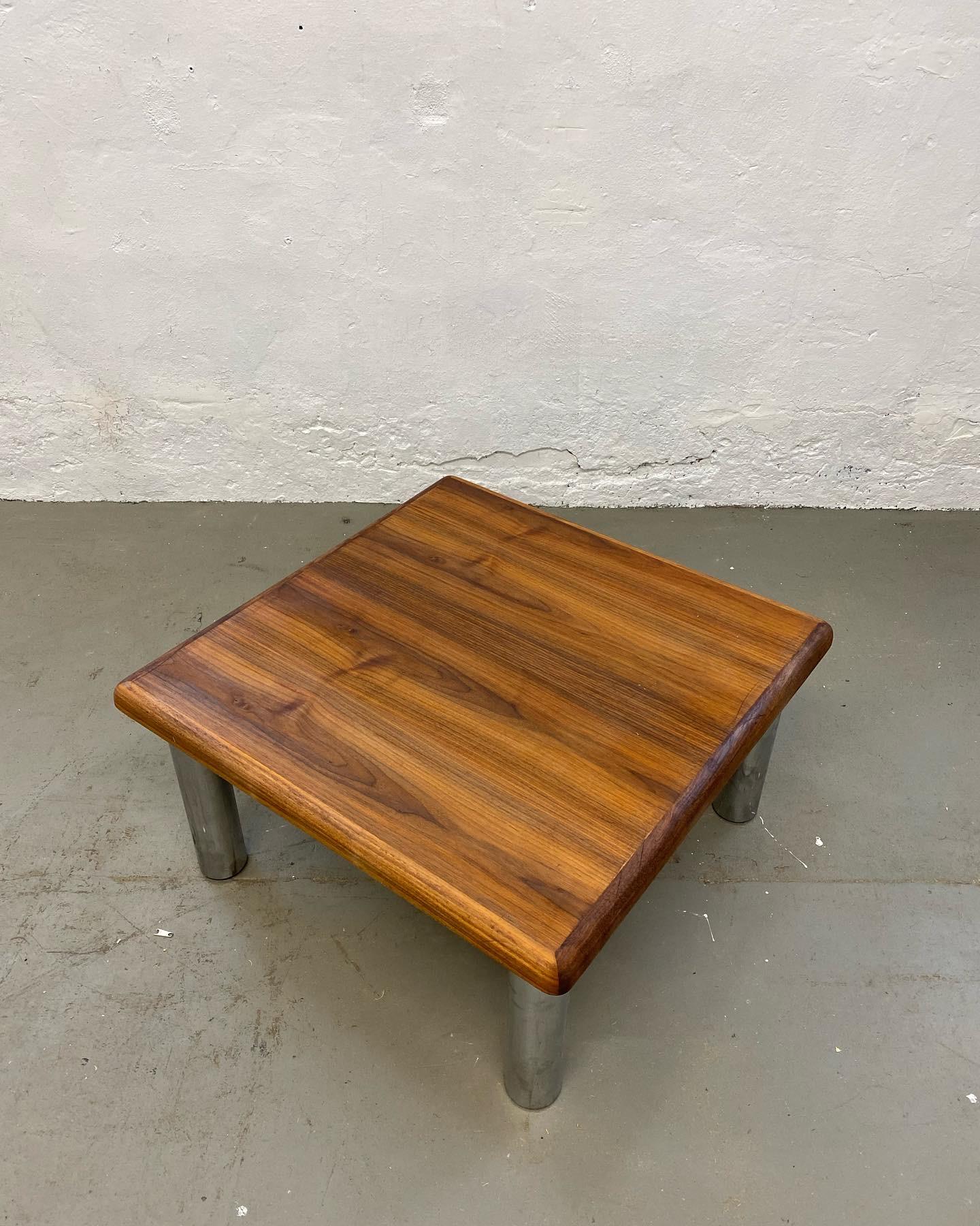 In the Style of Vladimir Kagan Unmarked. Modern square low table having an expressive Wood grained top with fat tubular Chromed legs. 13 tall x 28 x 28 Original vintage condition. Refer to images provided.