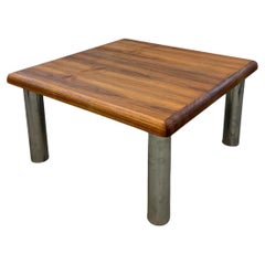 Table basse des années 1970  Bois taillé  Pieds tubulaires chromés  Style de Vladimir Kagan