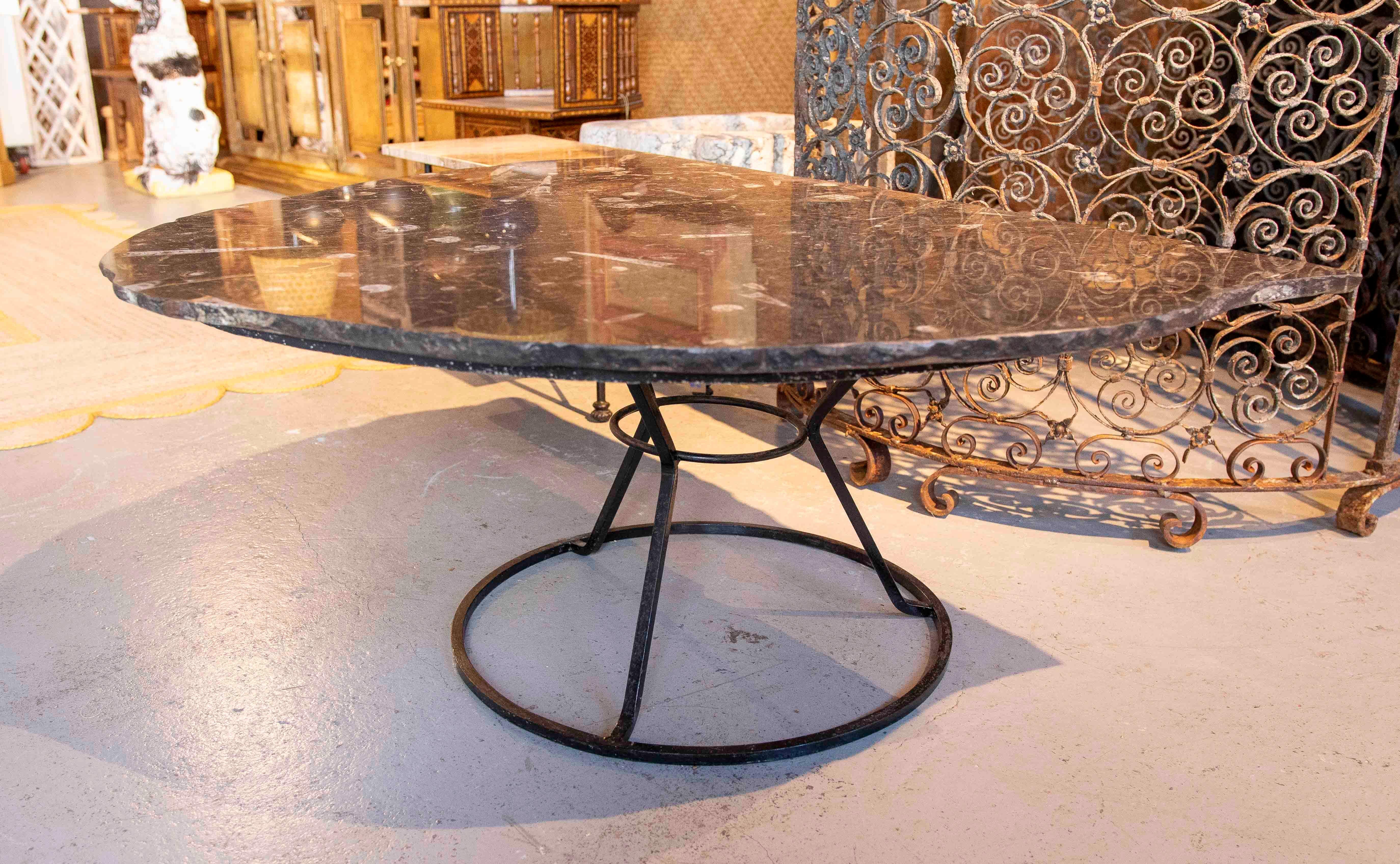 Tavolino da caffè anni '70 con piano in marmo fossile e base circolare in ferro In condizioni buone in vendita a Marbella, ES