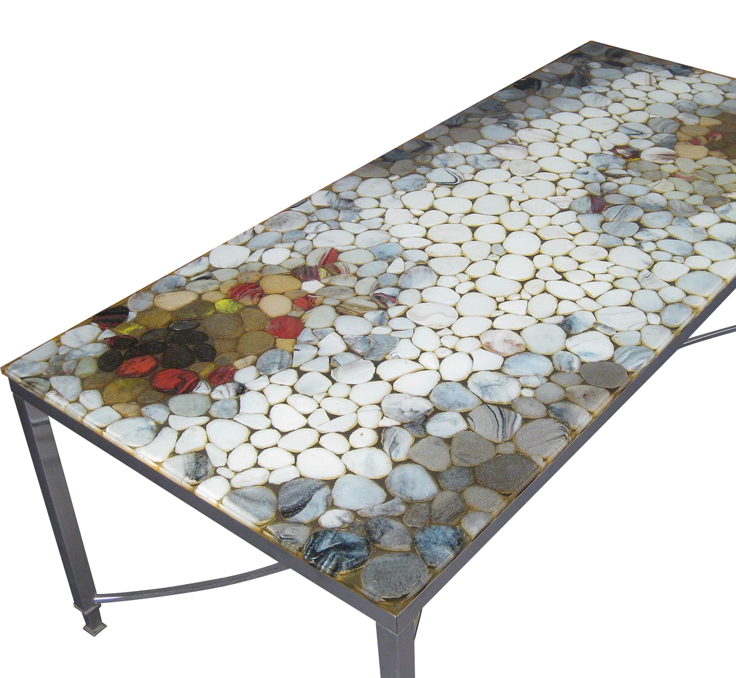 Élégante table basse rectangulaire vibrante attribuée au designer danois IB Kofod Larsen. La table est en très bon état, la structure est en métal chromé et le plateau a été créé avec des pierres naturelles de différentes couleurs placées en dégradé
