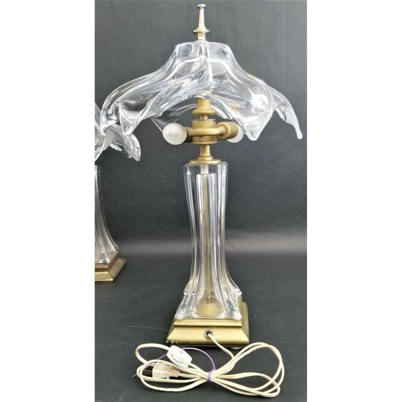 20ième siècle Petite lampe de bureau en cristal lourd et laiton soufflé à la main Cofrac Art Verrier des années 1970 en vente