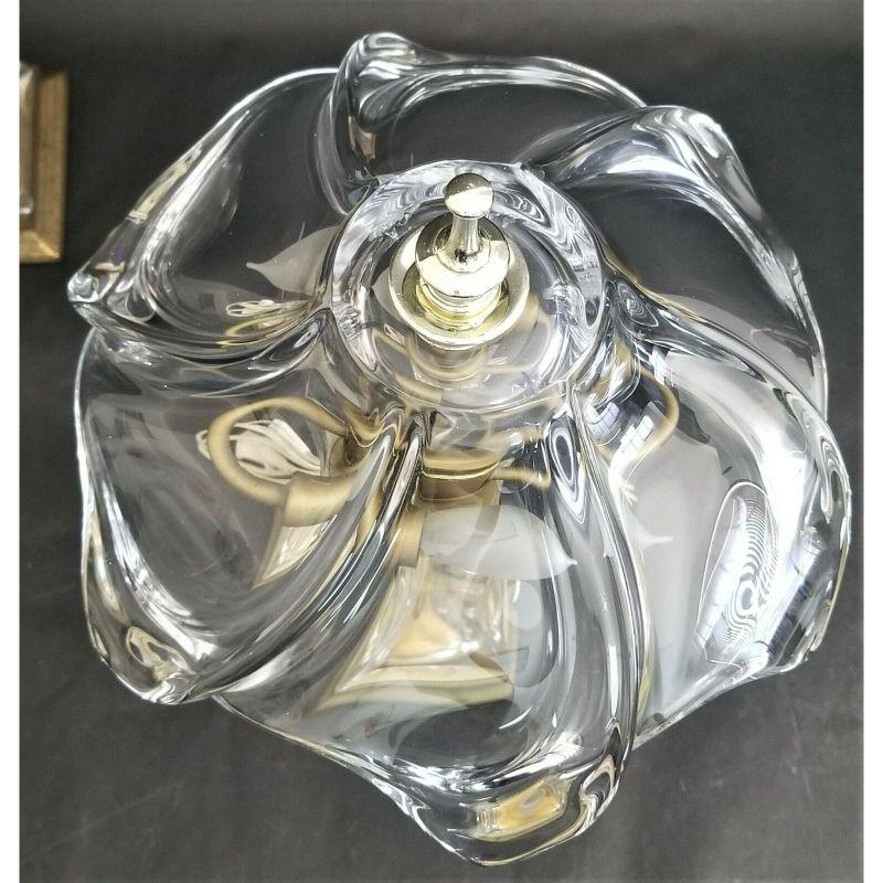 Cristal Petite lampe de bureau en cristal lourd et laiton soufflé à la main Cofrac Art Verrier des années 1970 en vente