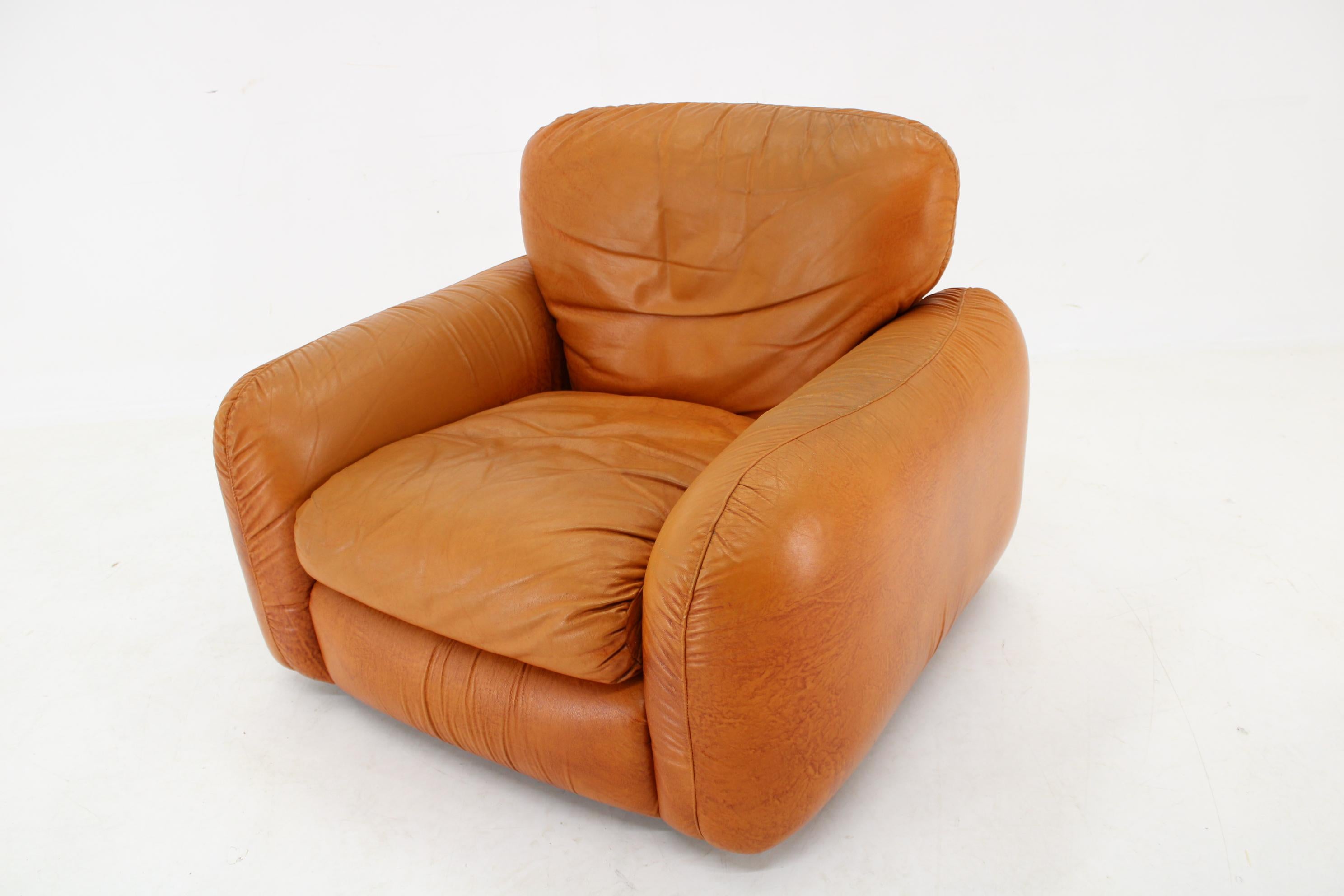 1970s  Cognac Leather Armchair, Italy In Good Condition For Sale In Praha, CZ