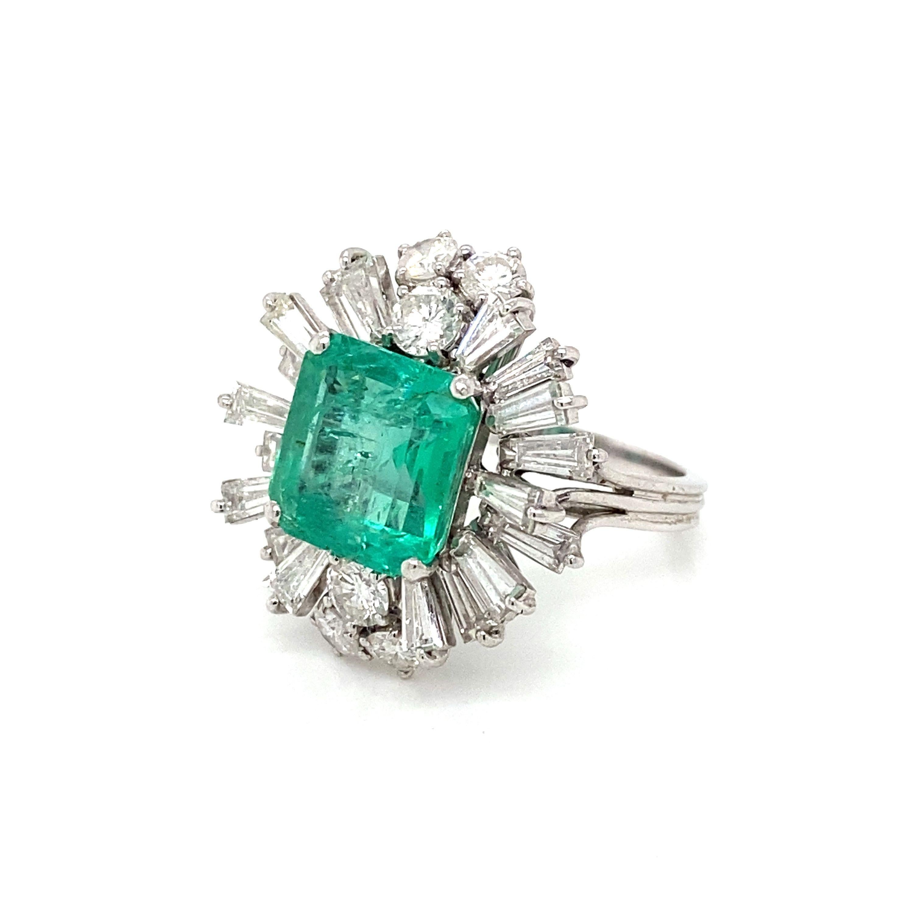 1970s Colombian Emerald, Diamond Gold Ring For Sale 4