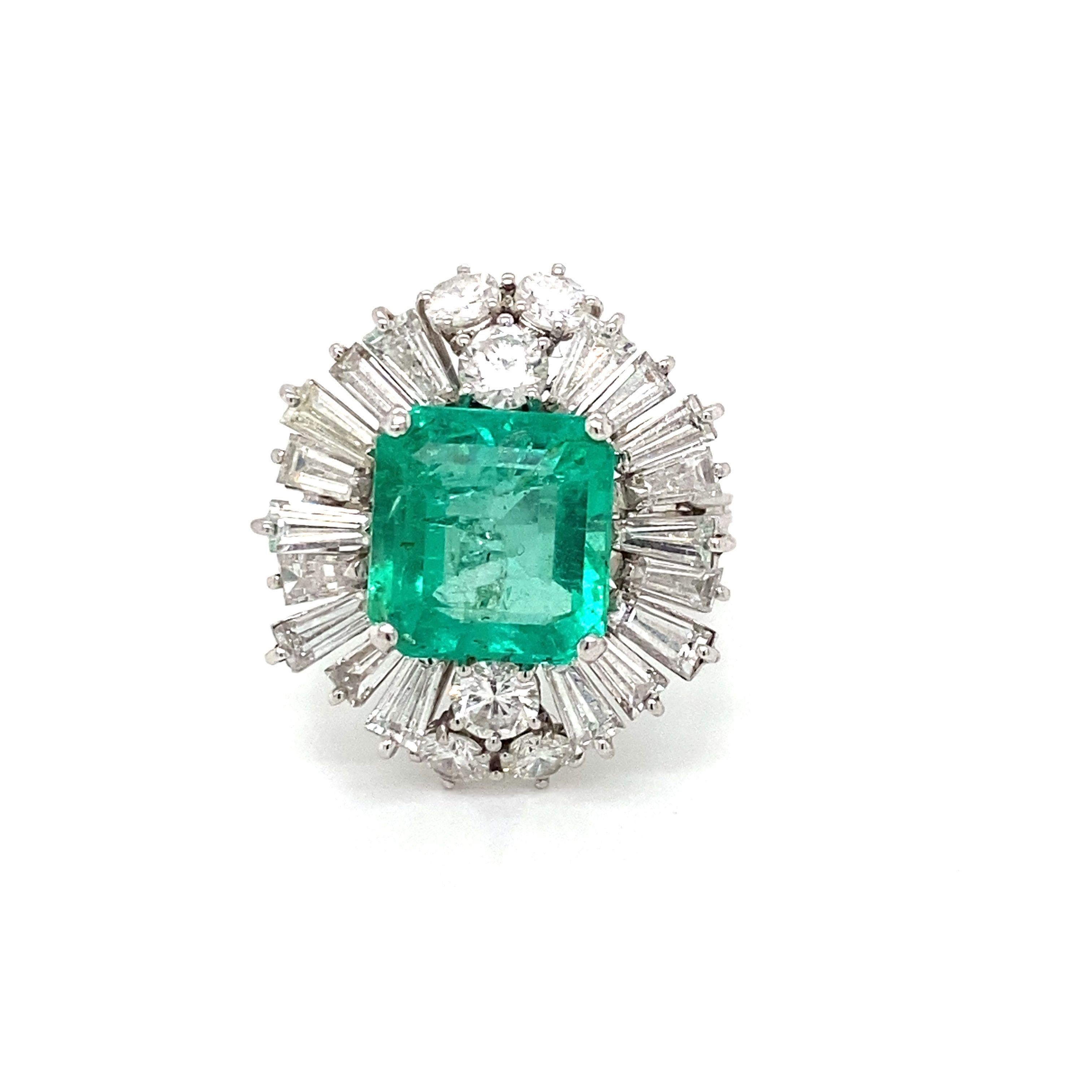 1970s Colombian Emerald, Diamond Gold Ring For Sale 5
