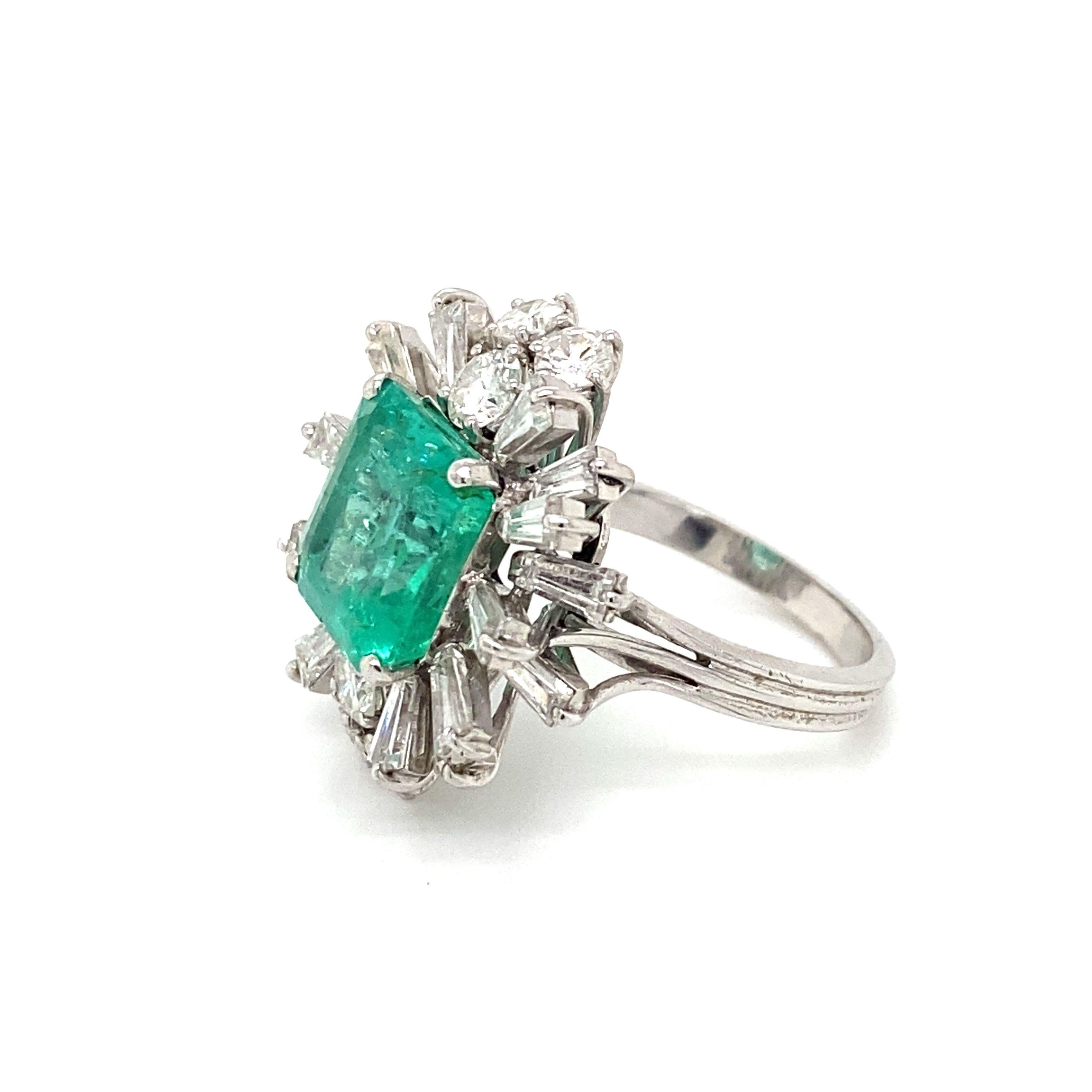 1970s Colombian Emerald, Diamond Gold Ring For Sale 3